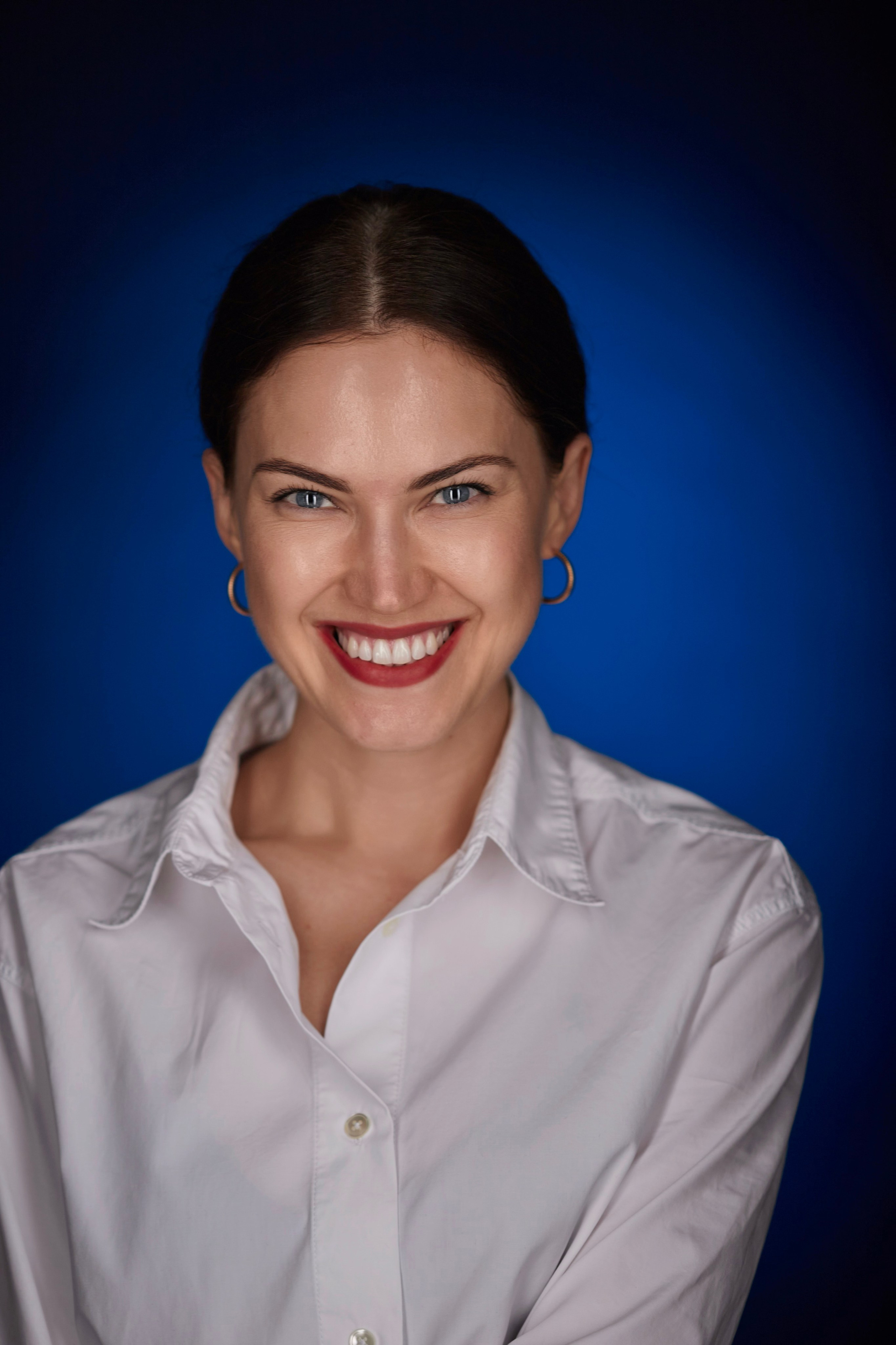 "Профессиональный портрет мужчины в студии""Женский портрет с естественным освещением""Крупный план портрета улыбающейся женщины""Портретная съемка в студии для делового портфолио"Для съемки сотрудников компании:"Группа сотрудников компании на корпоративной фотосессии""Портреты сотрудников офиса для корпоративного сайта""Фотосъемка команды компании в рабочей обстановке""Деловой портрет сотрудника для бизнес-профиля"