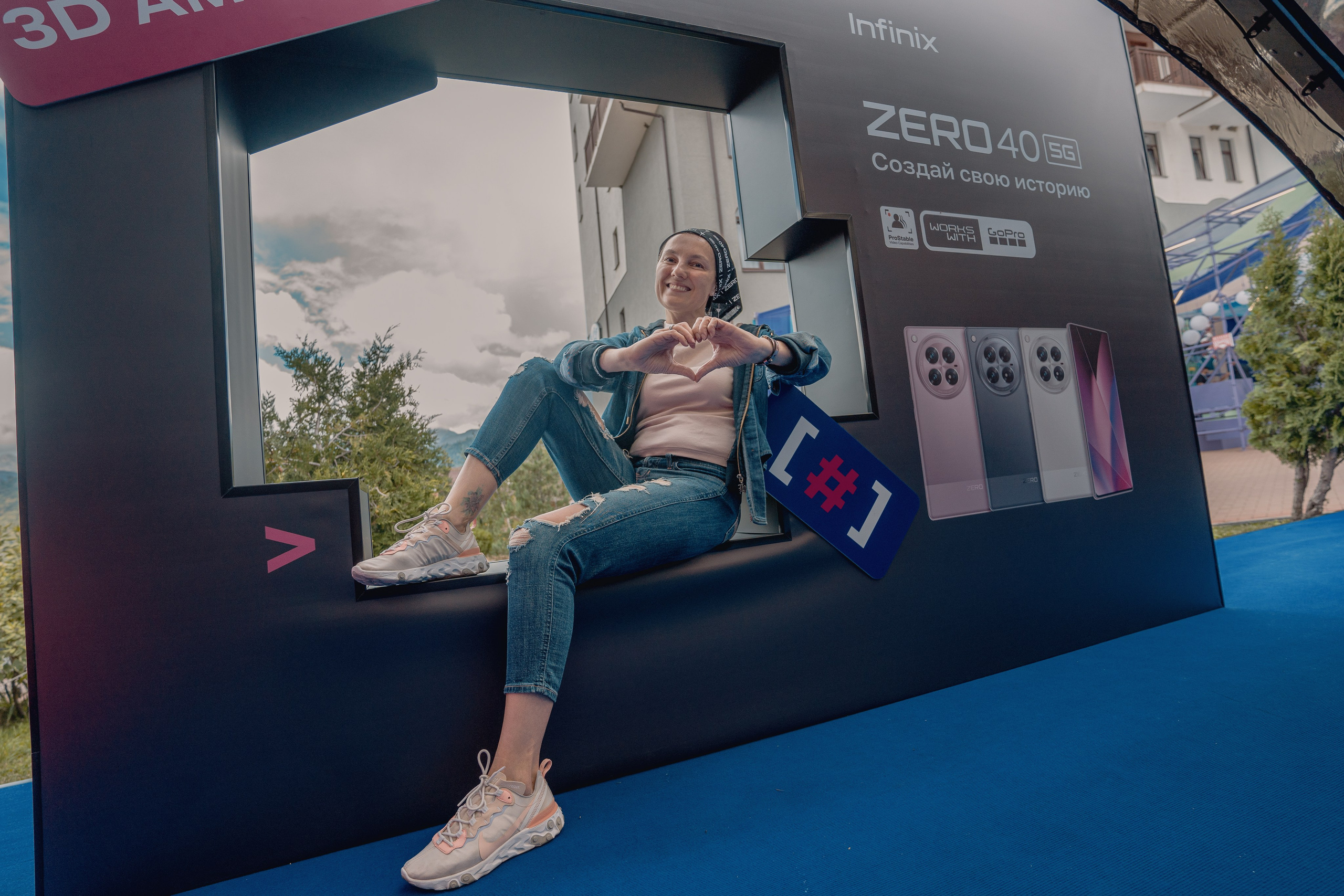 Фотография возле банера девушки с фестиваля Нью Стар