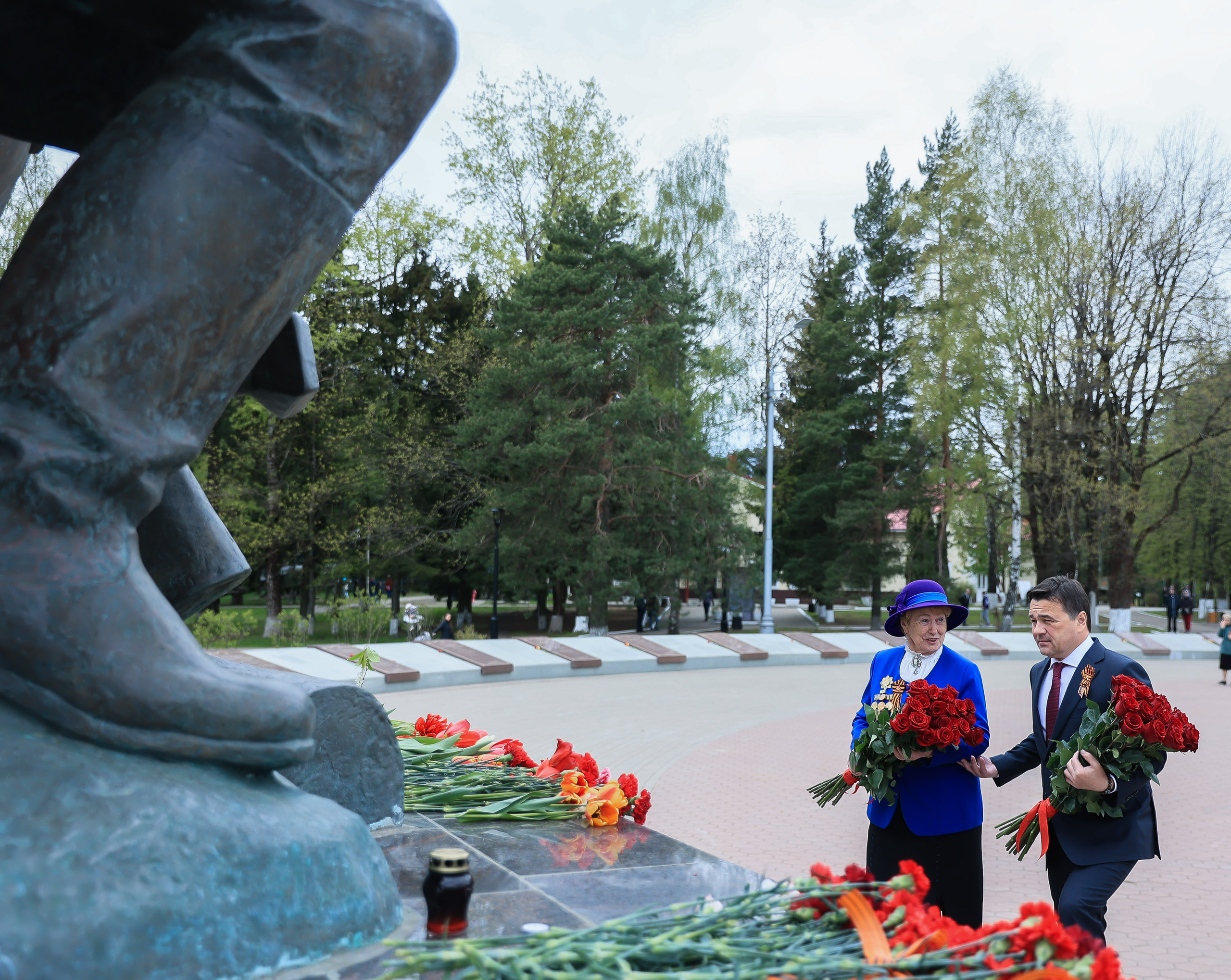 Андрей Воробьев возложил цветы к Вечному огню у мемориала под Истрой. Моя фотография