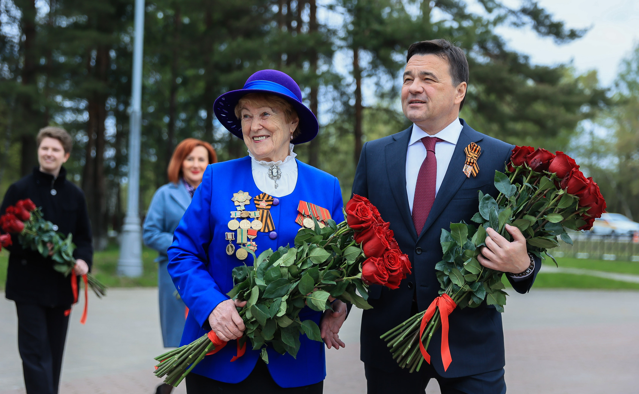 Андрей Воробьев возложил цветы к Вечному огню у мемориала под Истрой. Моя фотография
