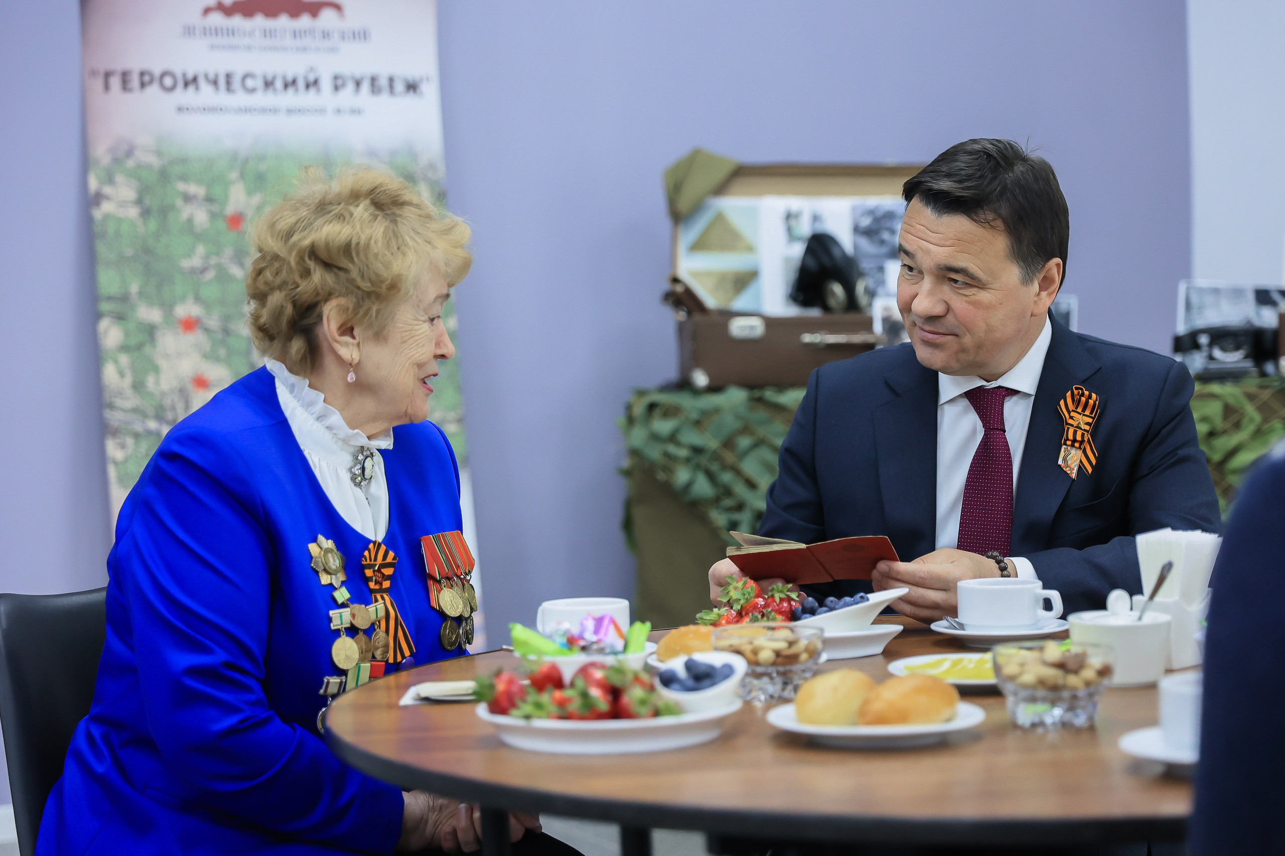 Андрей Воробьев возложил цветы к Вечному огню у мемориала под Истрой. Моя фотография