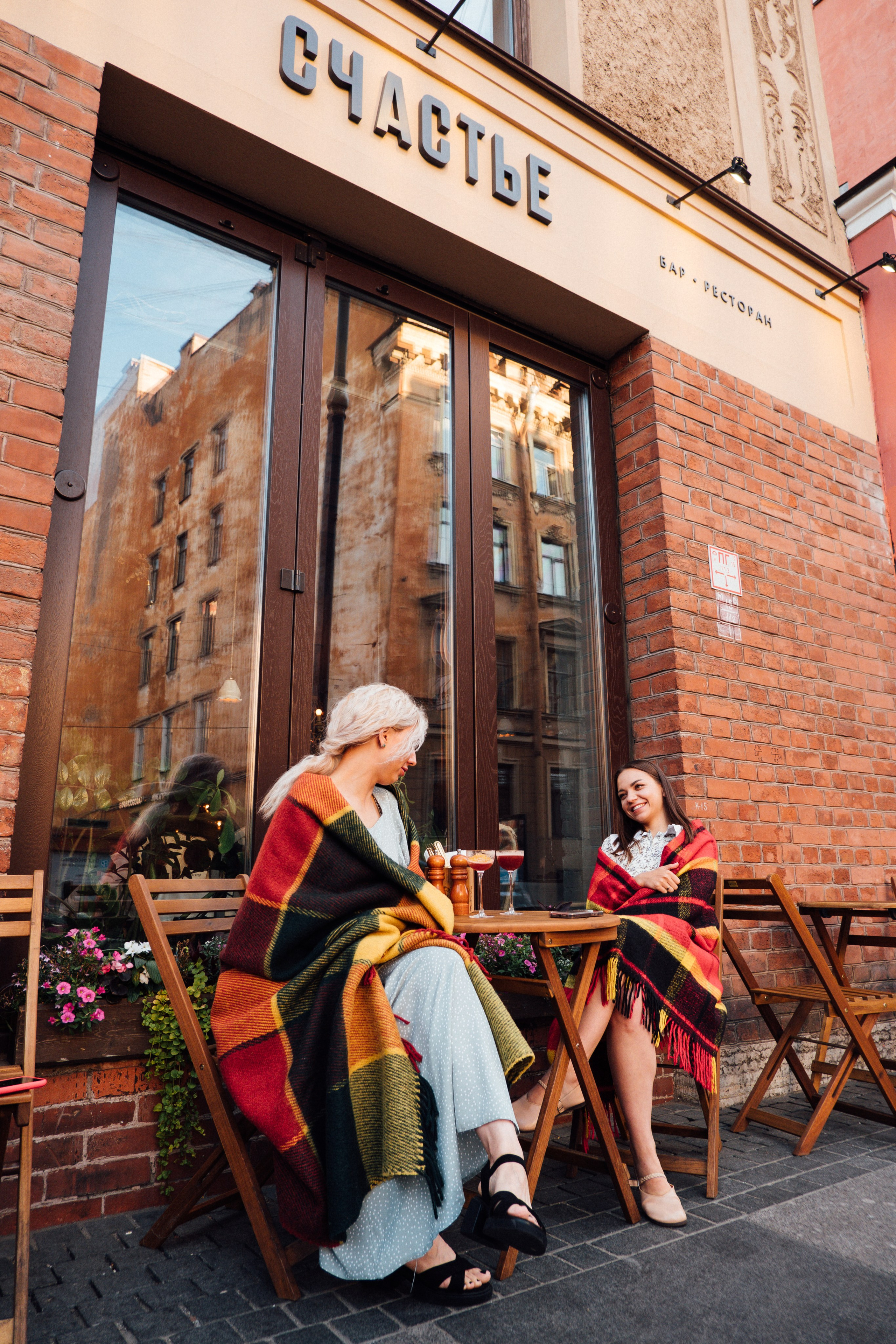 Встреча подруг. Репортажный фотограф в Санкт-Петербурге. Фотограф на мероприятие в СПБ