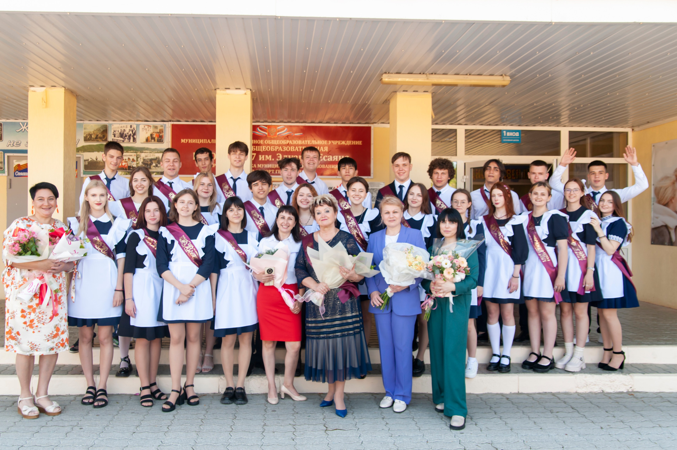 Последний Звонок МАОУ СОШ № 17 им. Эдуарда Есаяна — Архипо-Осиповка. Свадебный и семейный фотограф Денис Лукьянов в Краснодаре, Краснодарском крае и Республике Крым