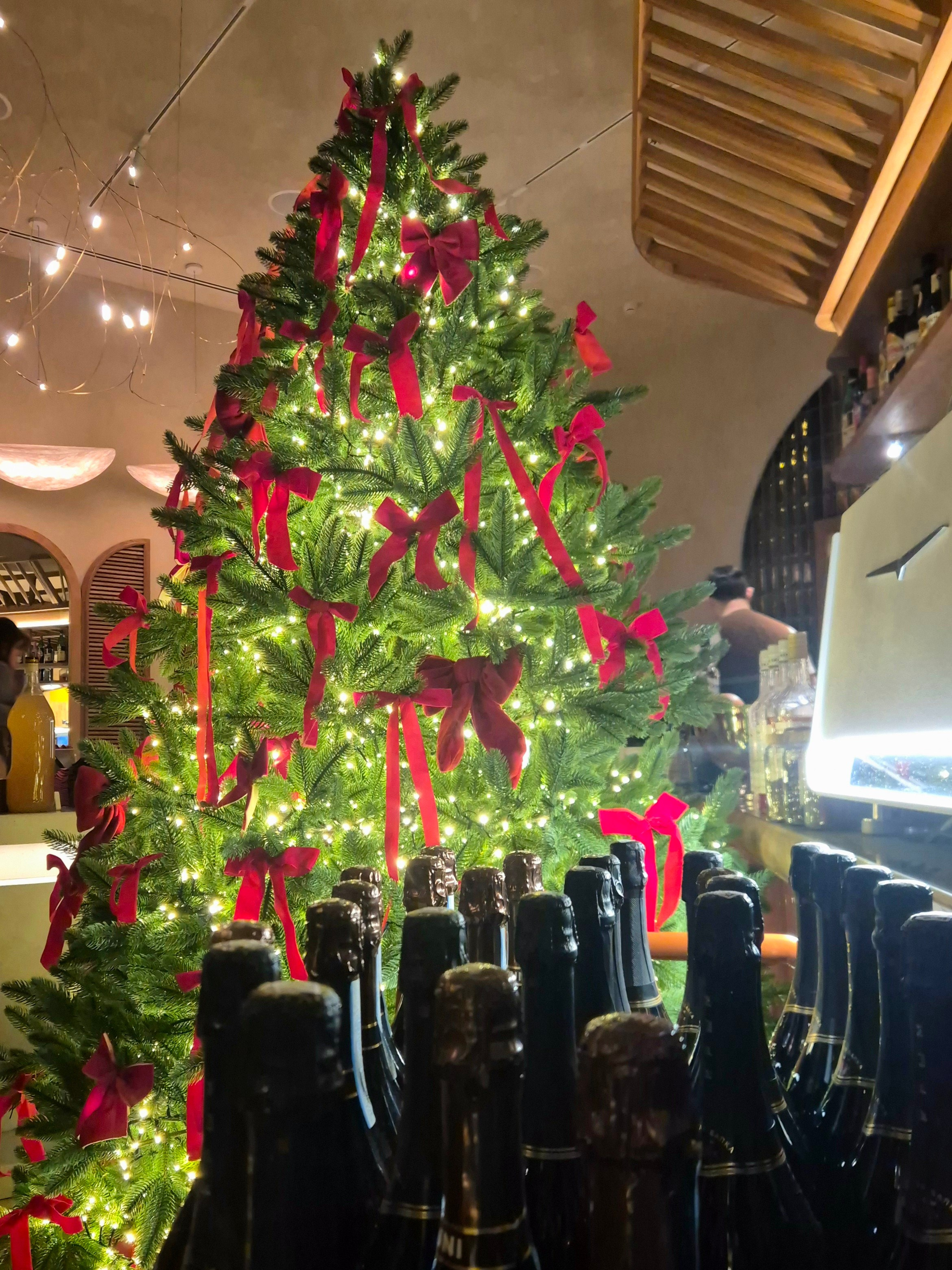 А елка - значит скоро Новый год