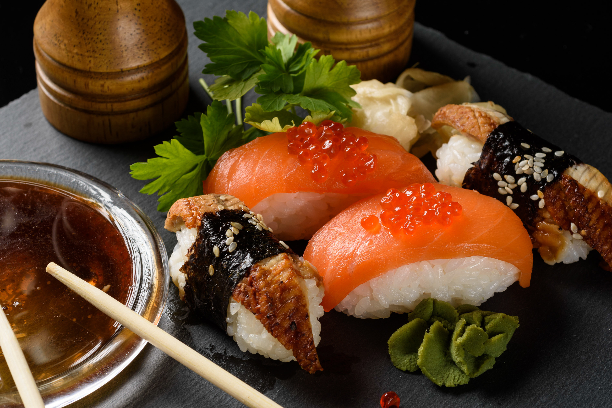 натюрморт суши на черном сланце