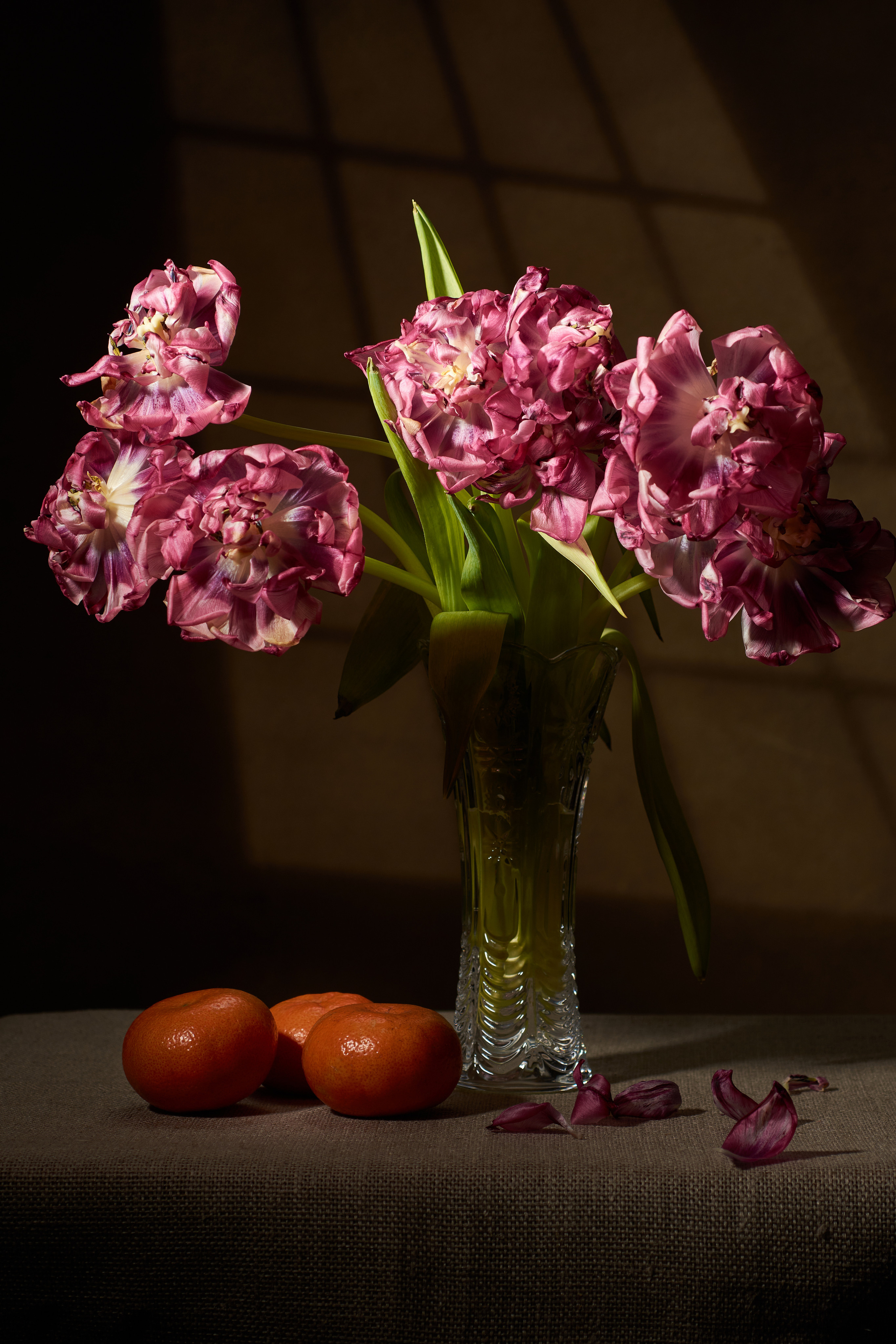 махровые тюльпаны букет в вазе в интерьере