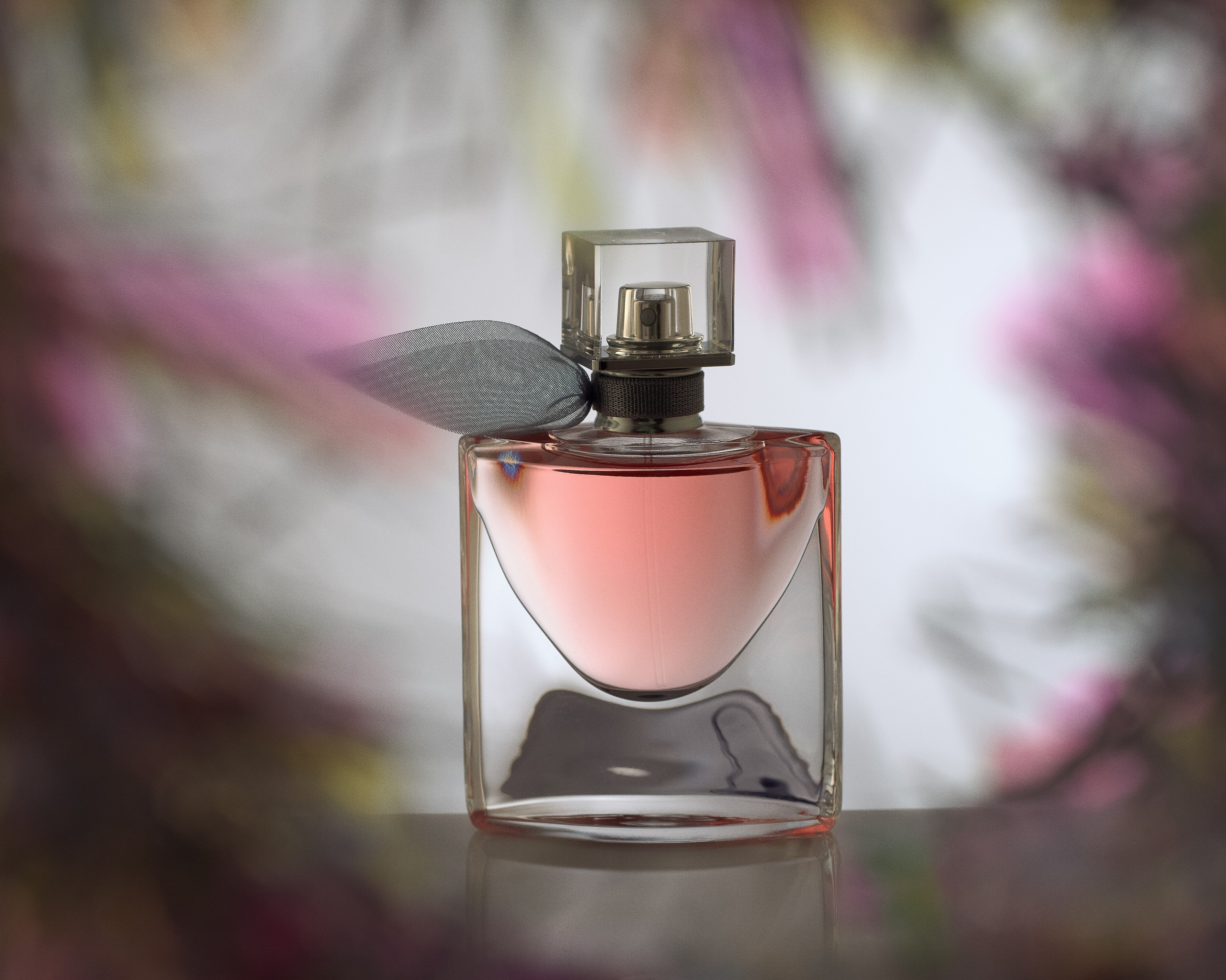 флакон духов Lanсome на интерестном фоне