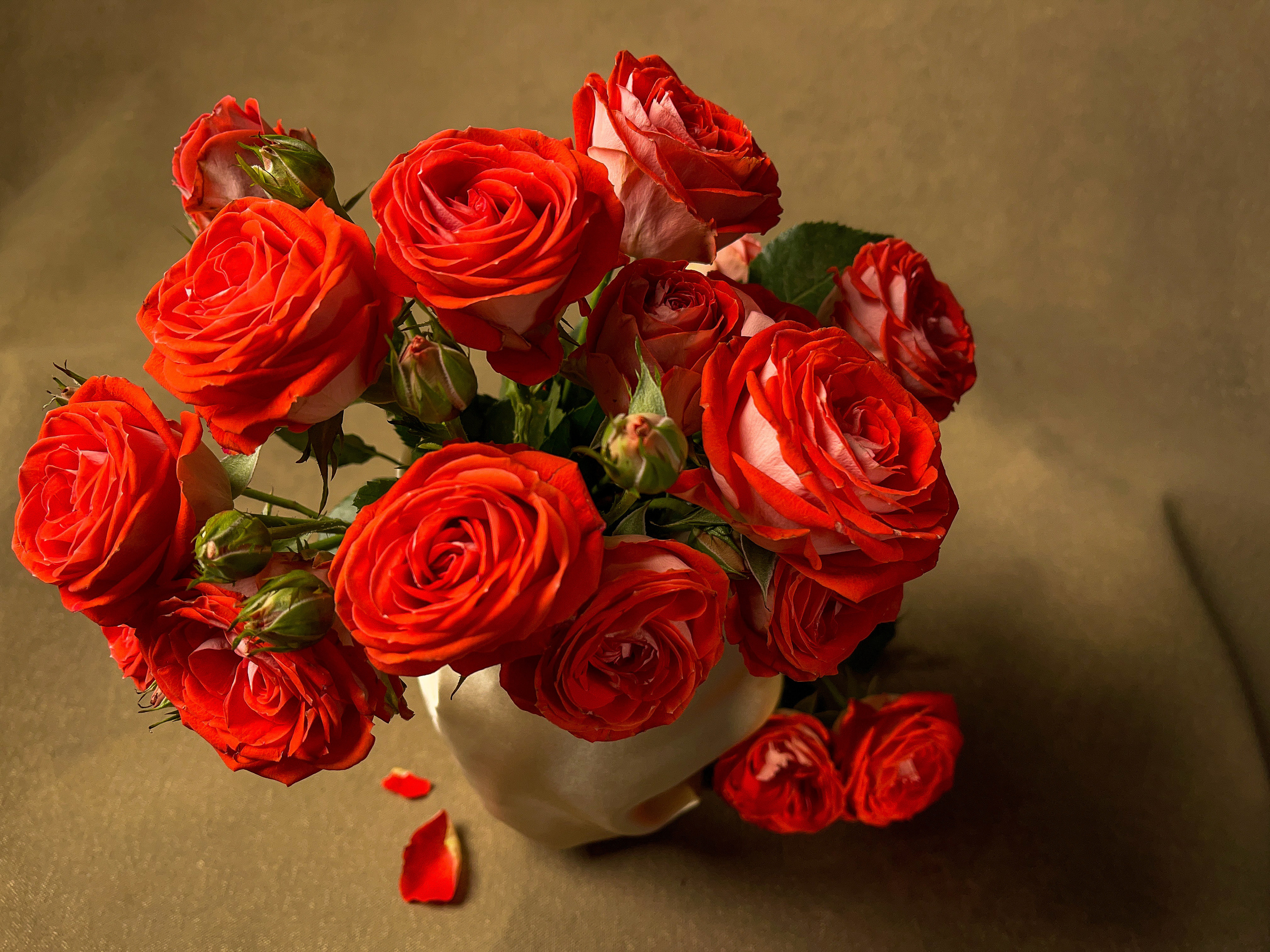 букет из красных роз на золотом холсте