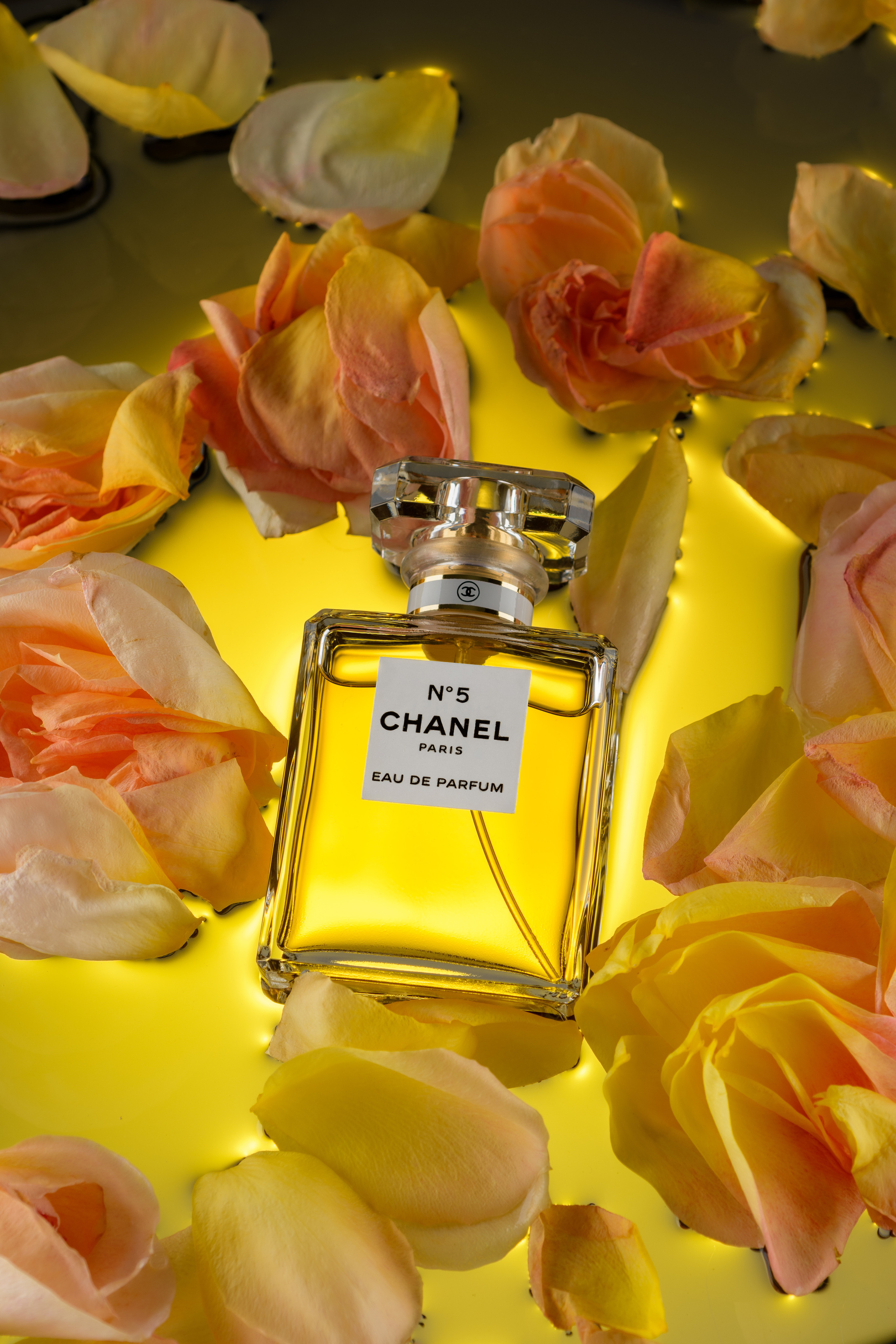 флакон духов Chanel N° 5 с  лепестками роз в воде