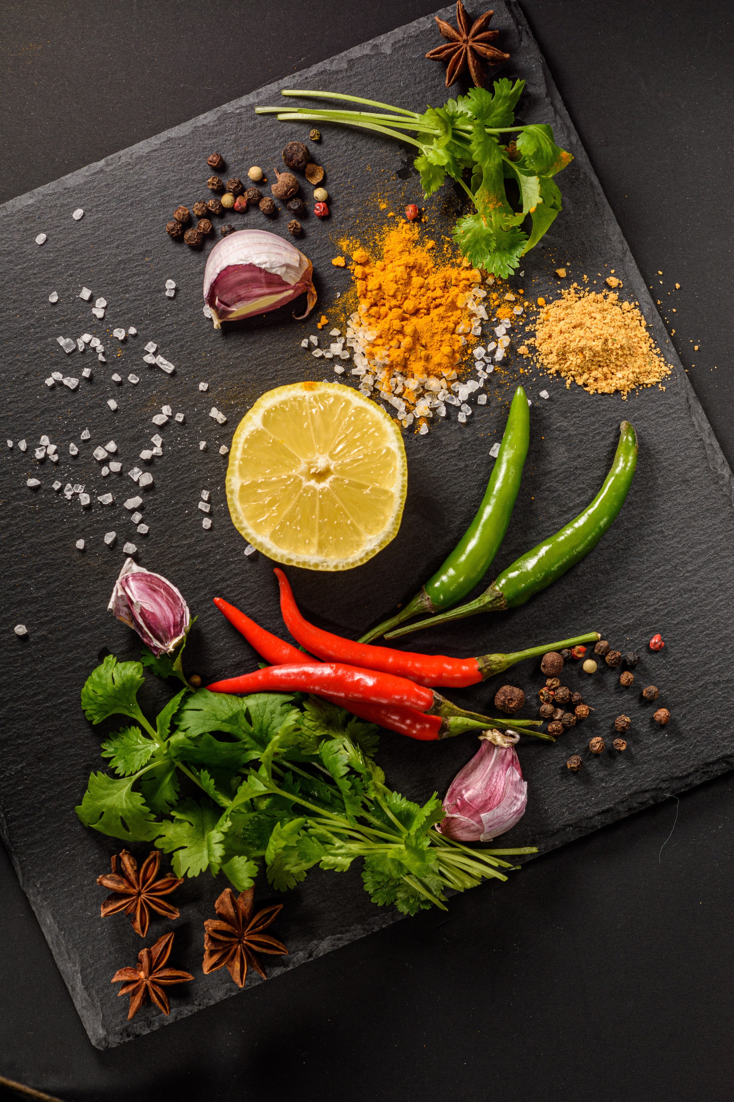 натюрморт с пряностями на черном сланце