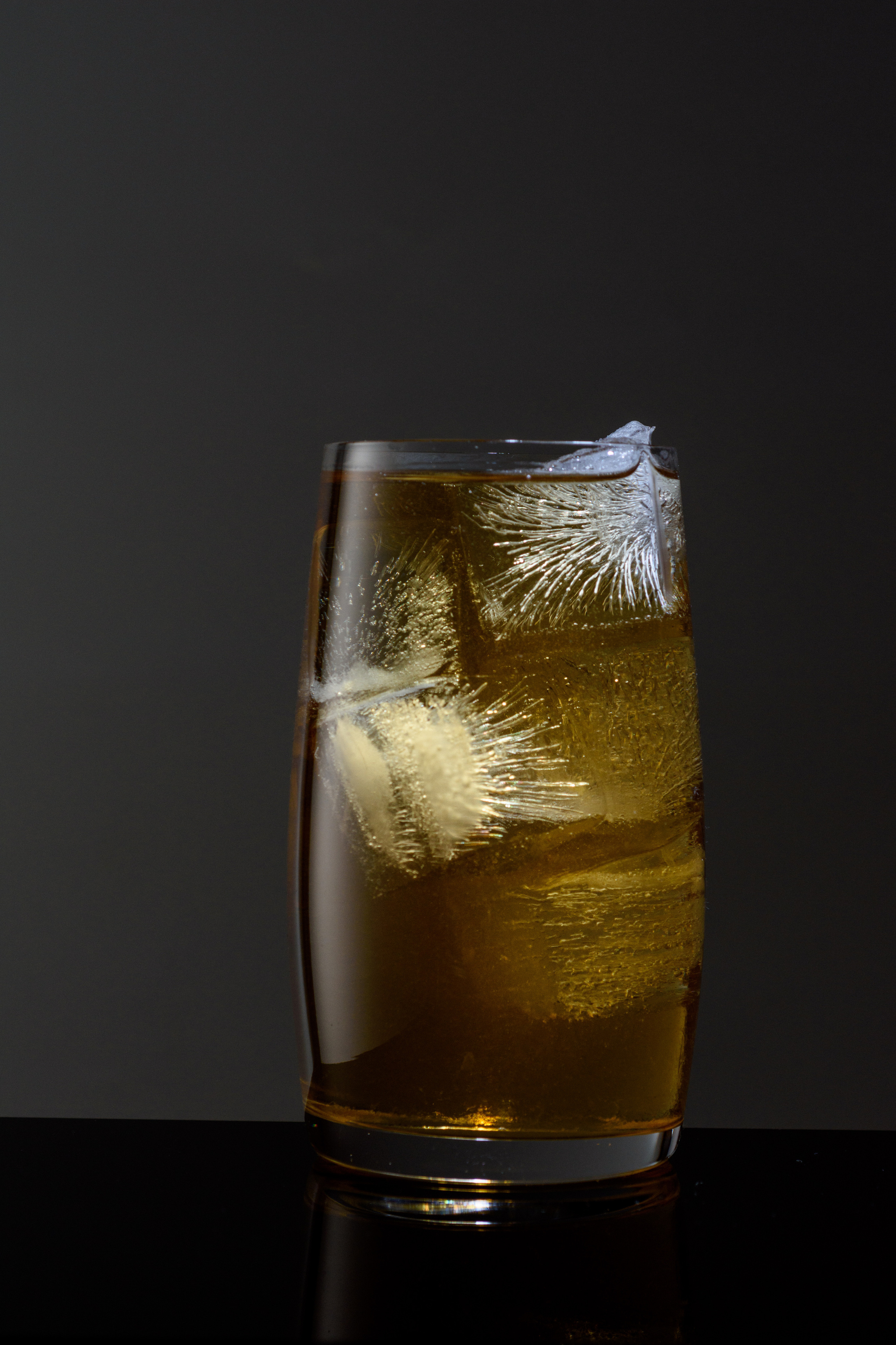 коктейль со льдом на черном фоне