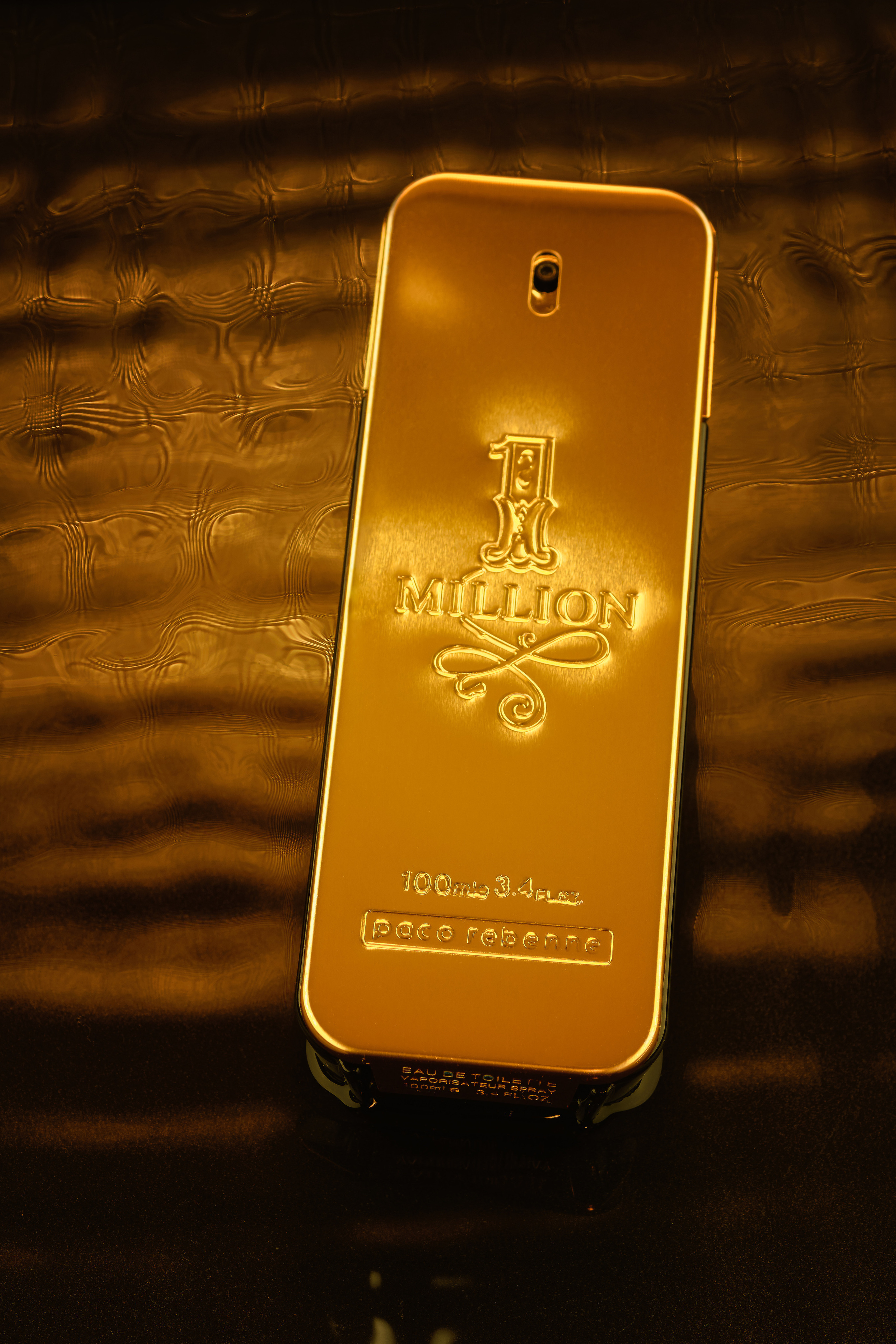 Золотой флакон духов One million  на золотом фоне