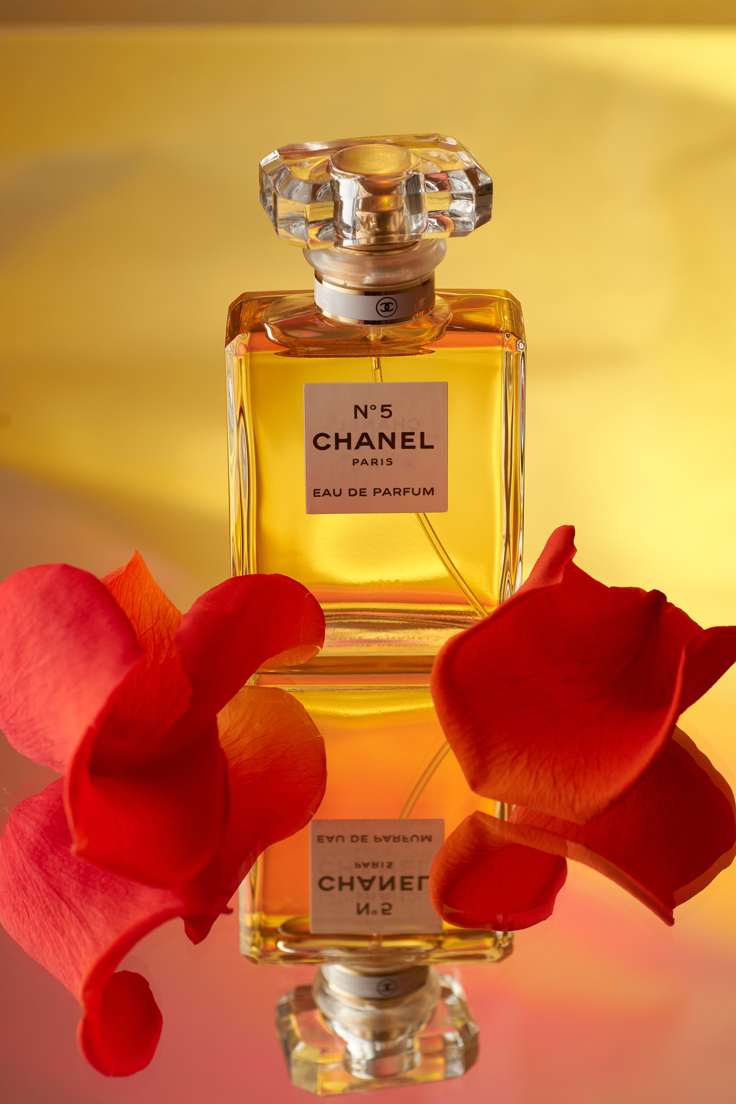 флакон духов Chanel N° 5 с лепестками розы с отражениями