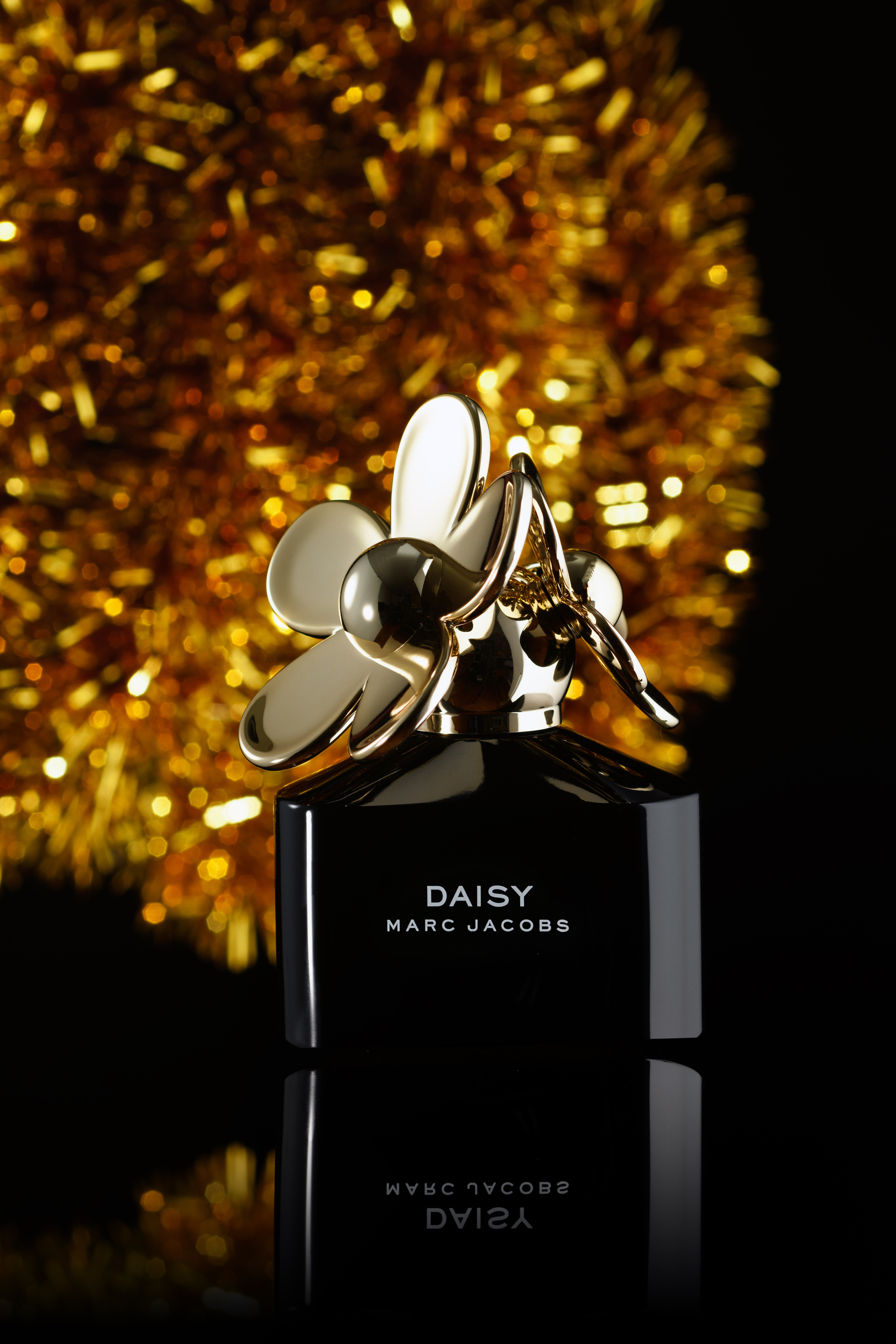 флакон духов Marc Jacobs с крышечкой из зеркальных цветков