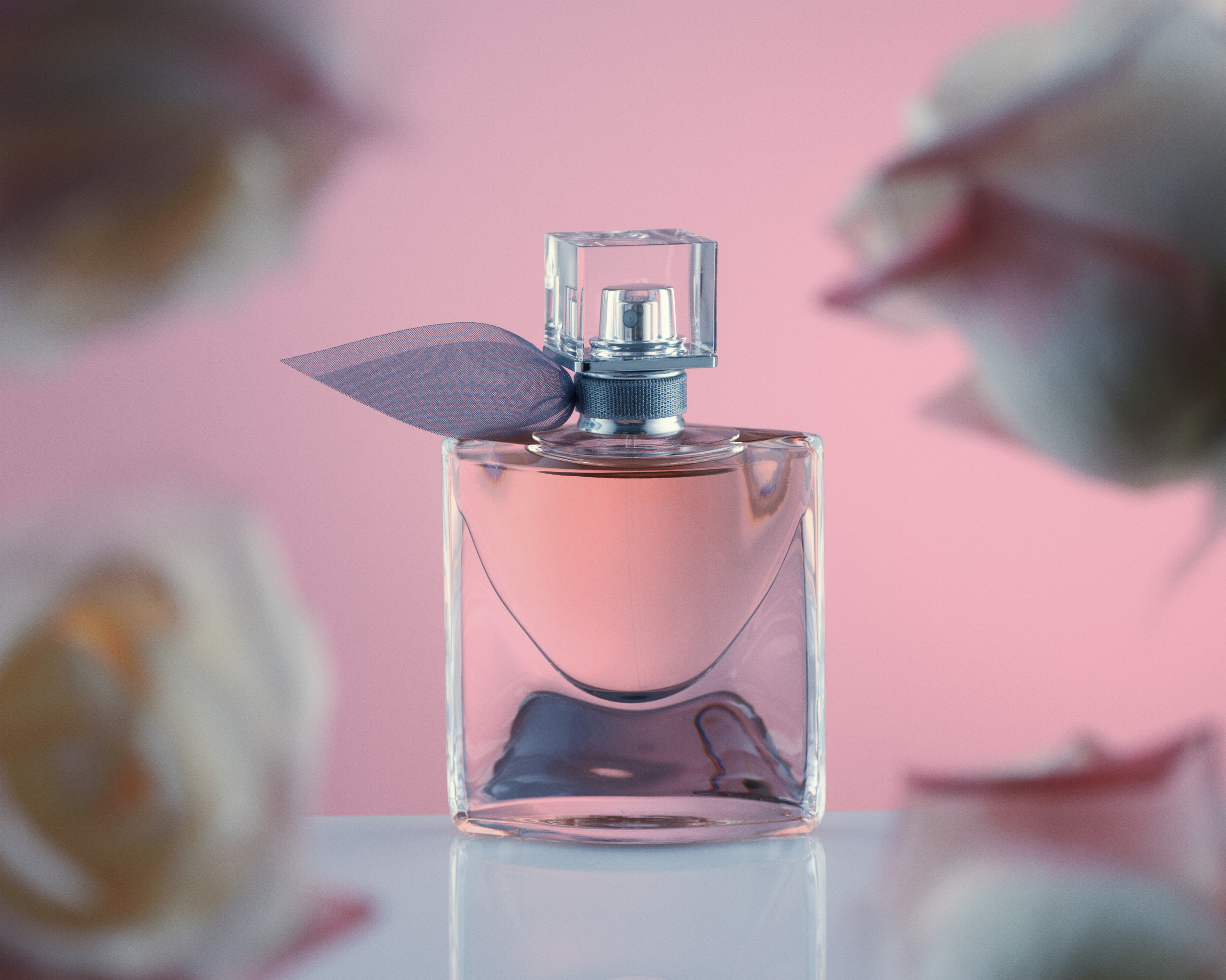 флакон духов Lanсome с  розами на фоне