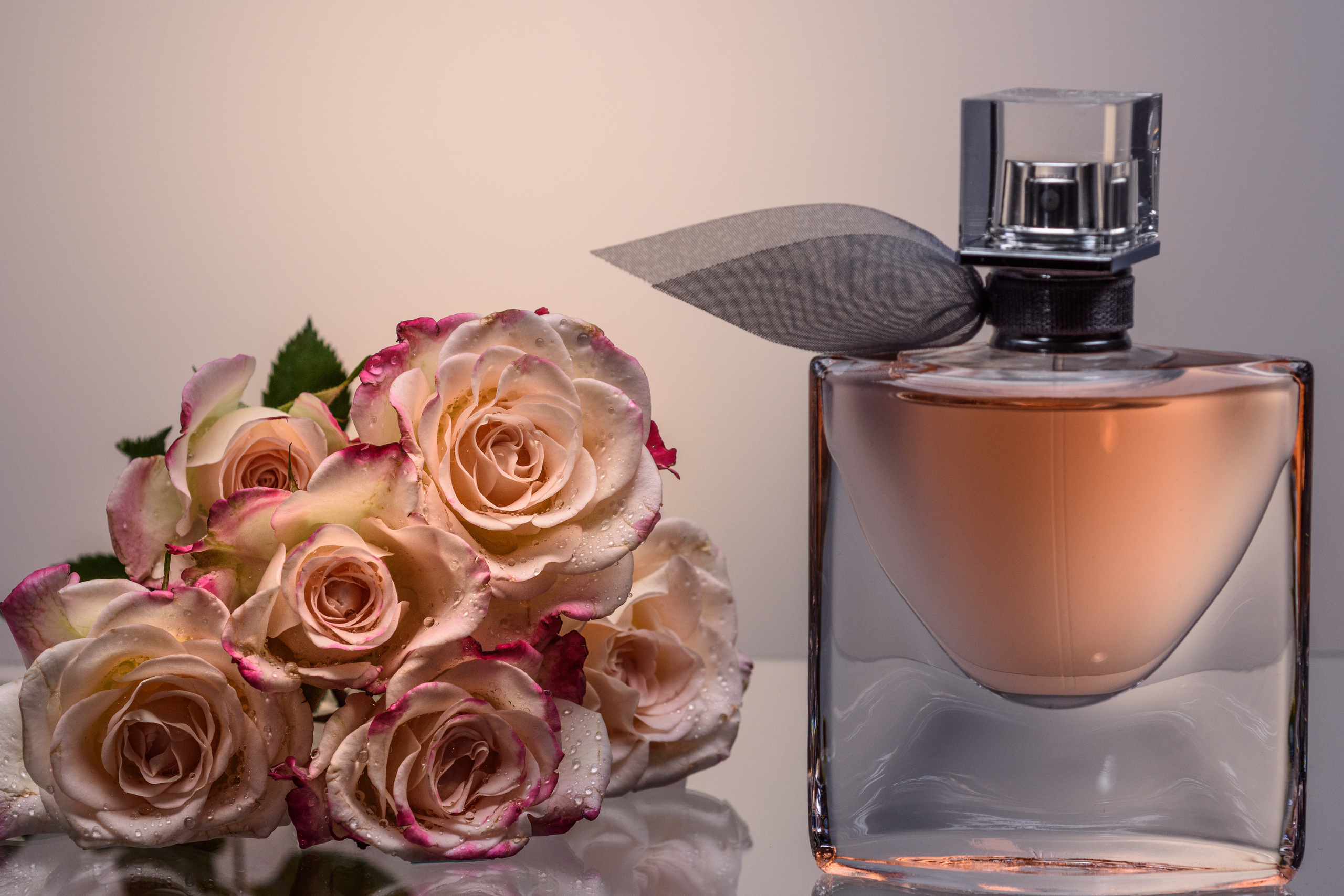 флакон духов Lanсome с букетом роз