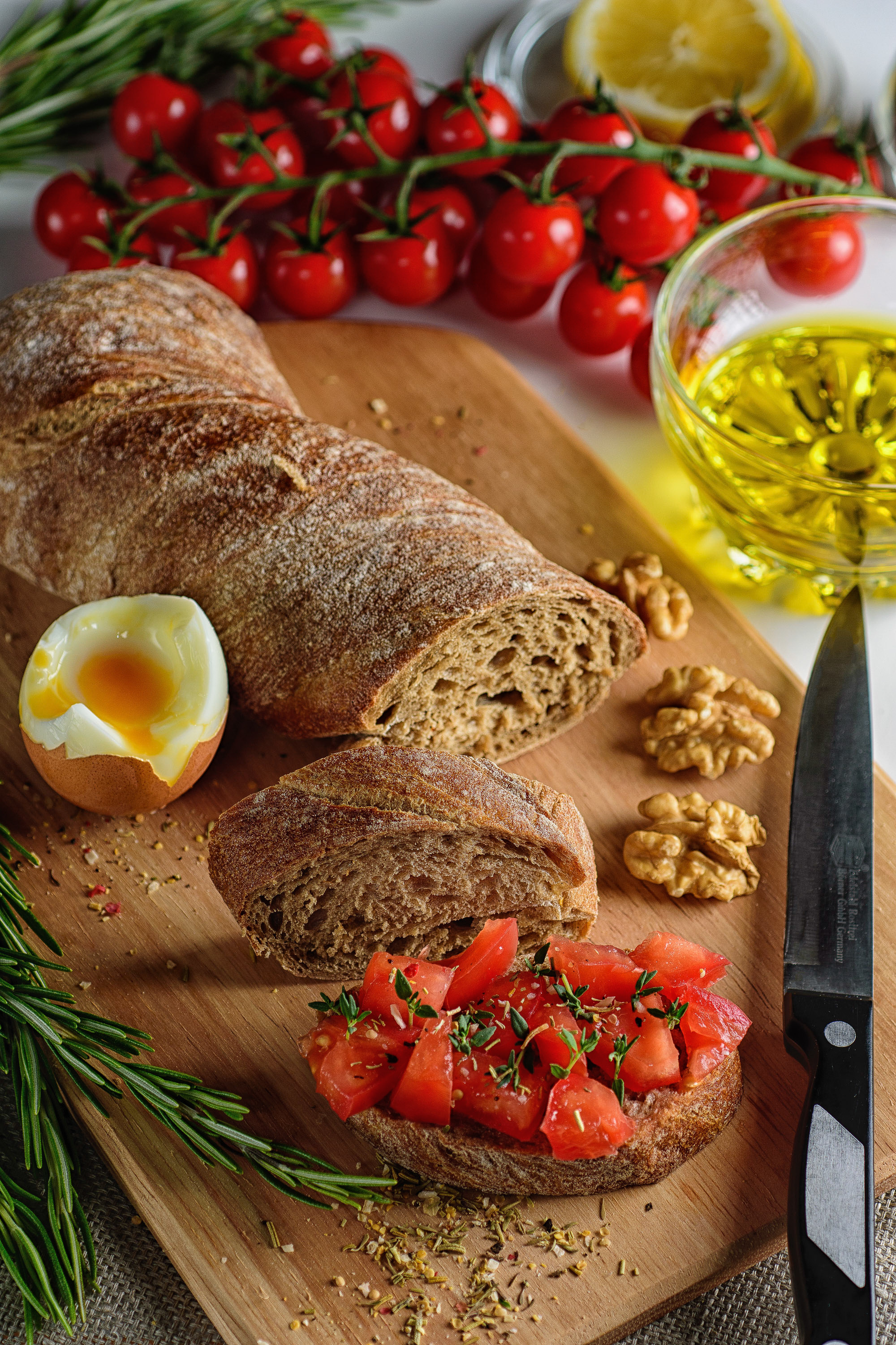 натюрморт с томатами и хлебом