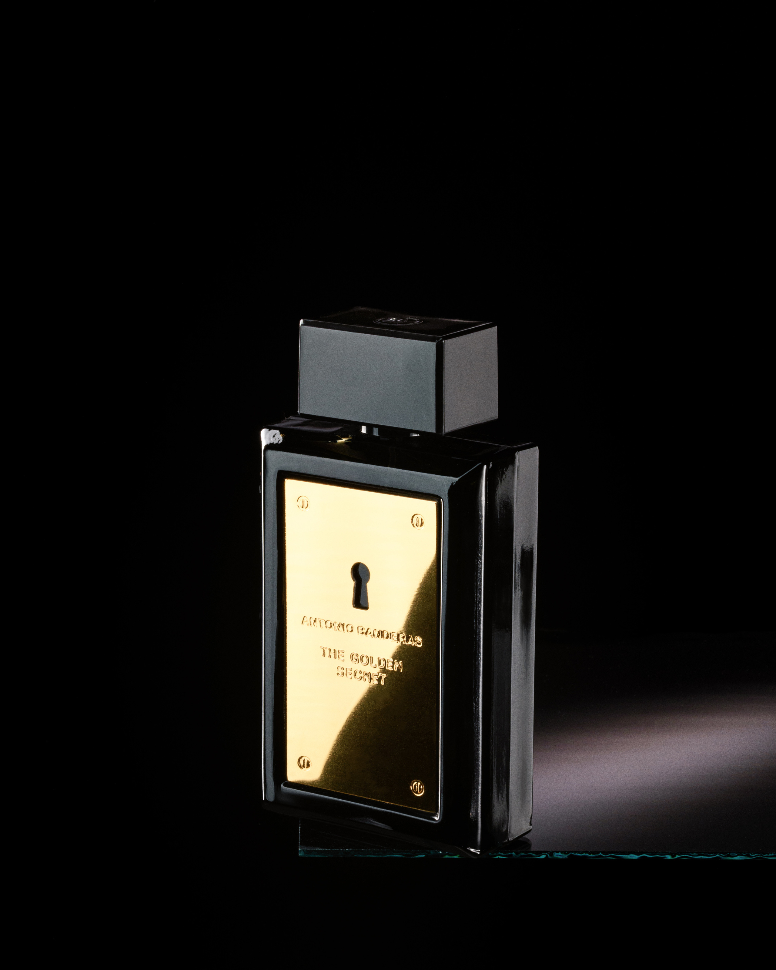 The golden secret флакон духов на черном фоне