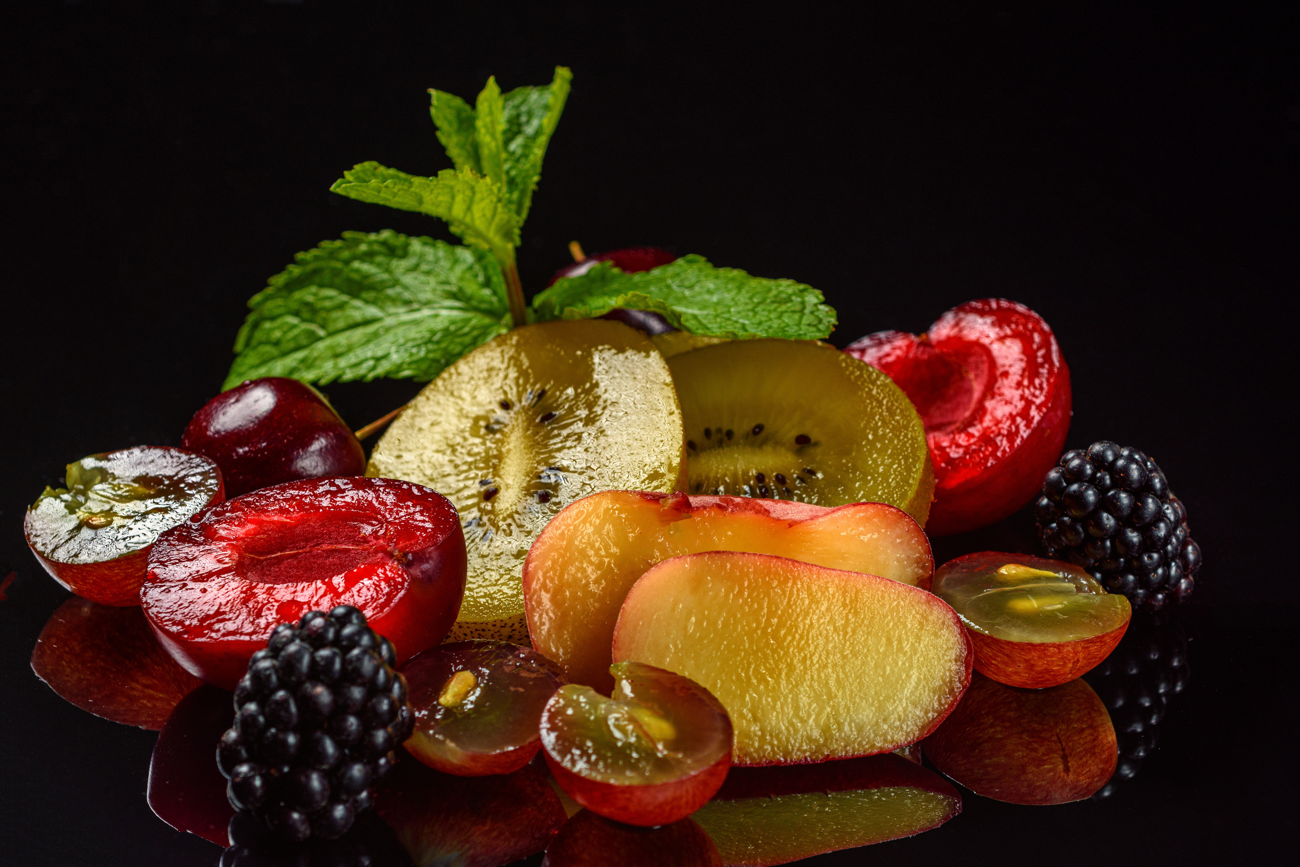фруктовом-ягодный натюрморт на черном фоне с отражением