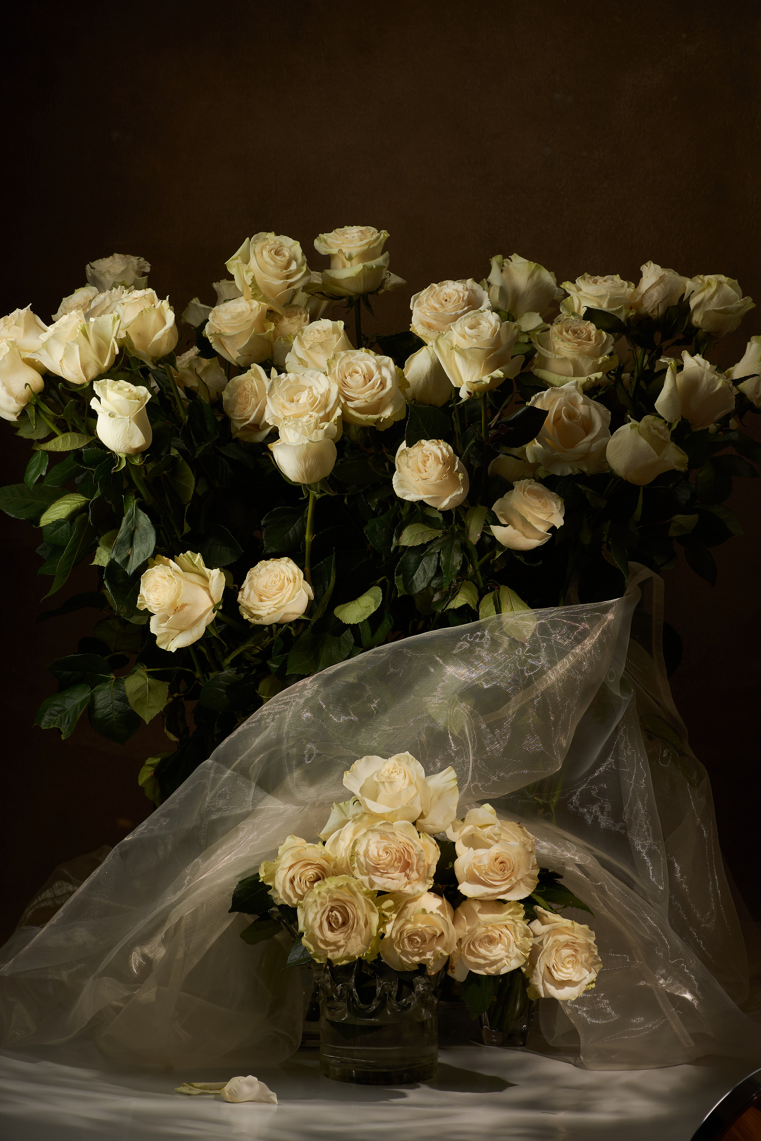 букеты из белых роз в интерьере