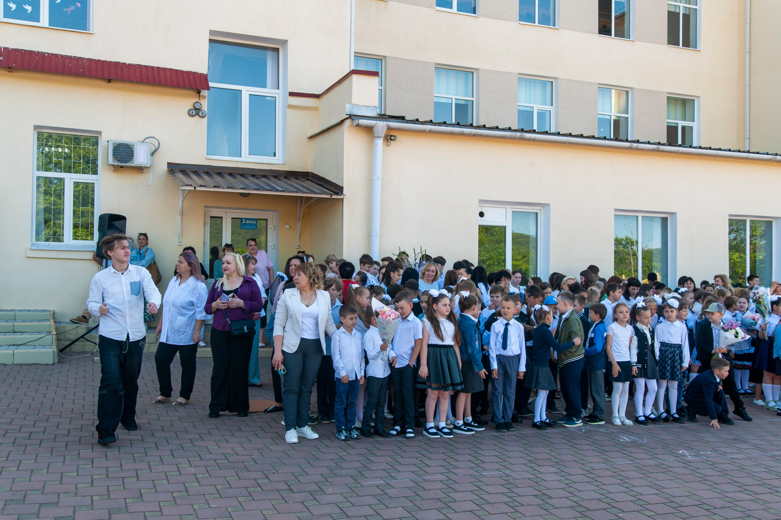 Последний Звонок МАОУ СОШ № 17 им. Эдуарда Есаяна — Архипо-Осиповка. Свадебный и семейный фотограф Денис Лукьянов в Краснодаре, Краснодарском крае и Республике Крым