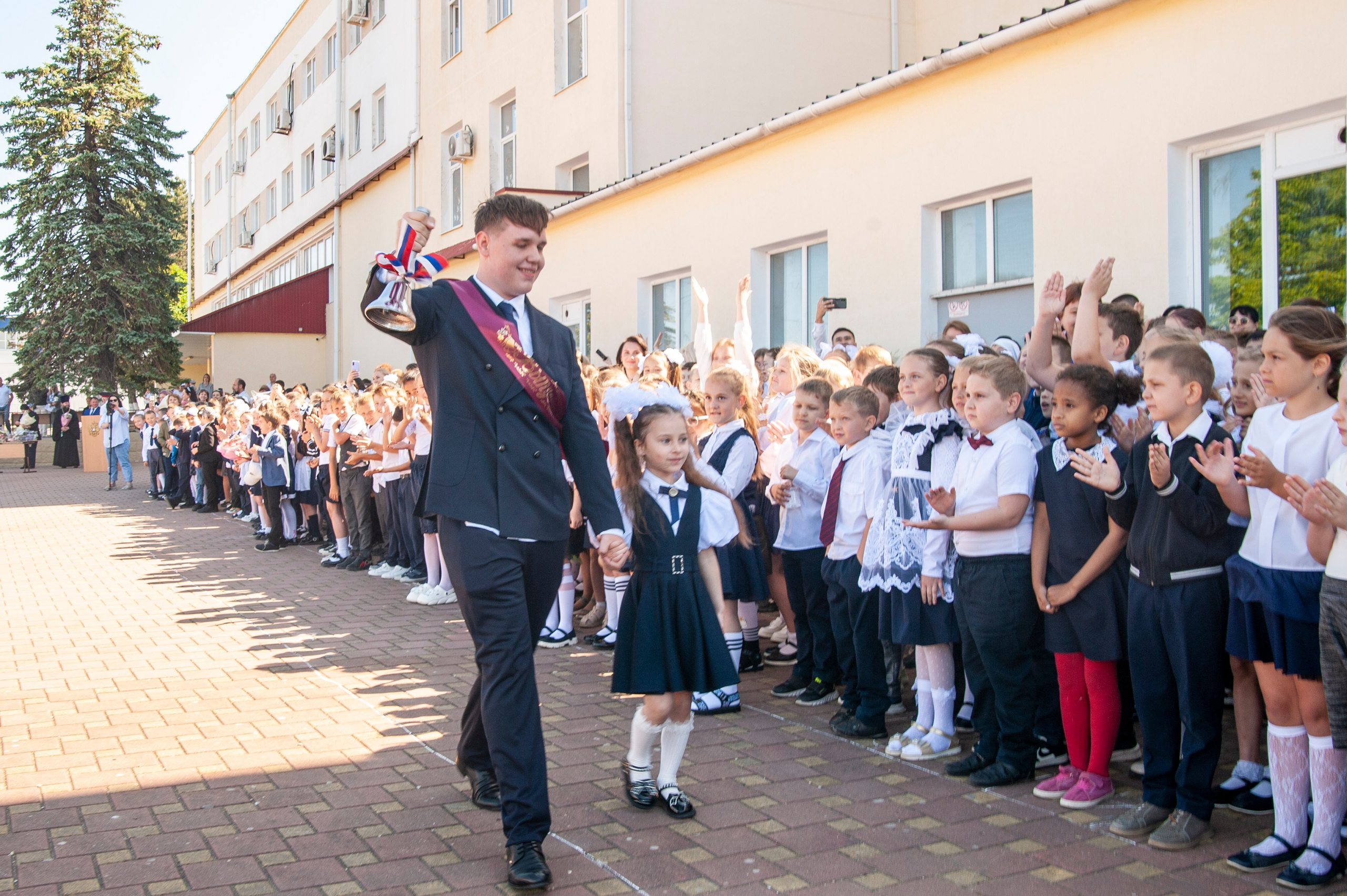 Последний Звонок МАОУ СОШ № 17 им. Эдуарда Есаяна — Архипо-Осиповка. Свадебный и семейный фотограф Денис Лукьянов в Краснодаре, Краснодарском крае и Республике Крым