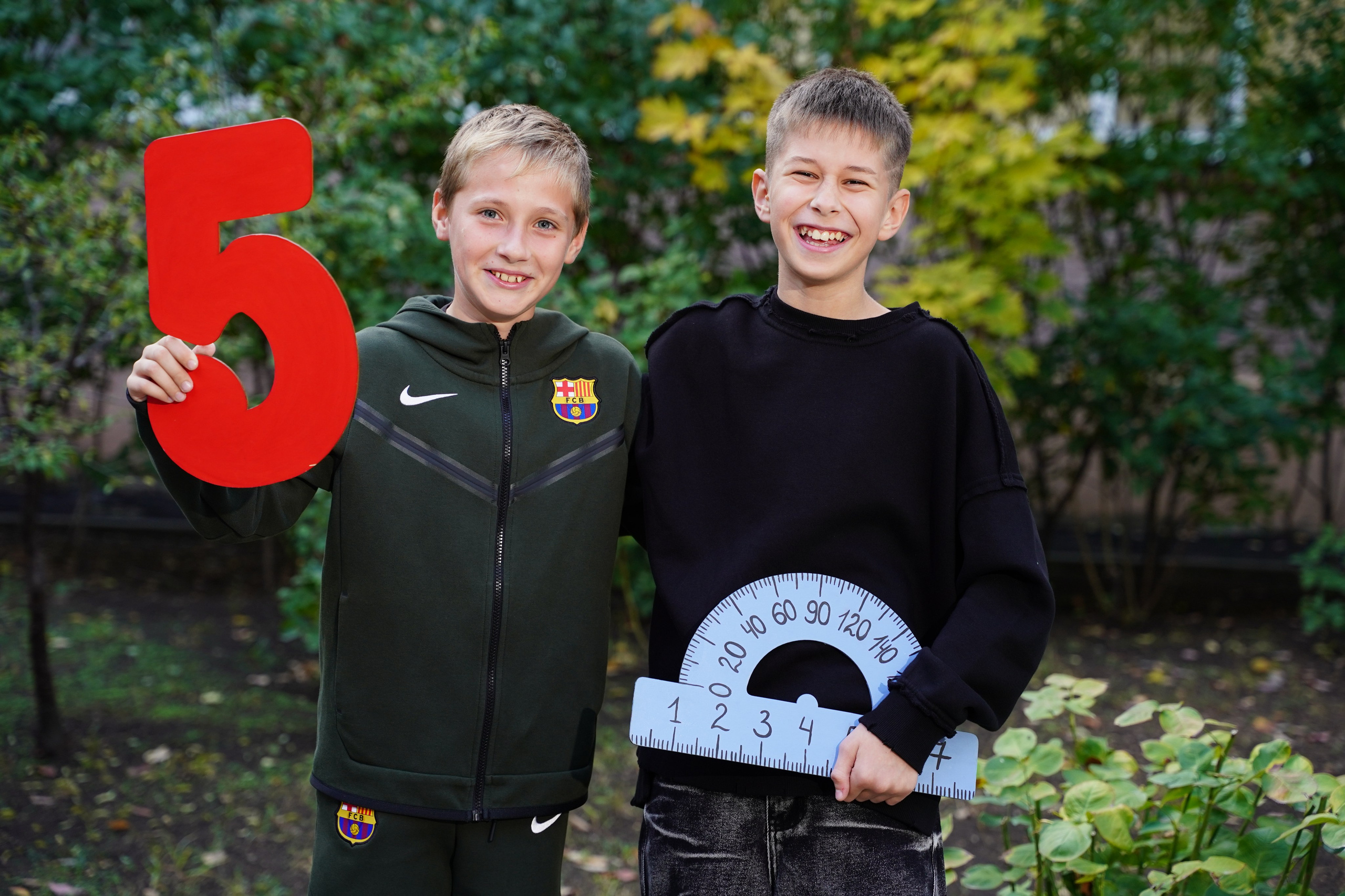 Фото с другом. MEMENTO.Выпускные альбомы, школьные, юбилейные и другие книги. Ростов-на-Дону