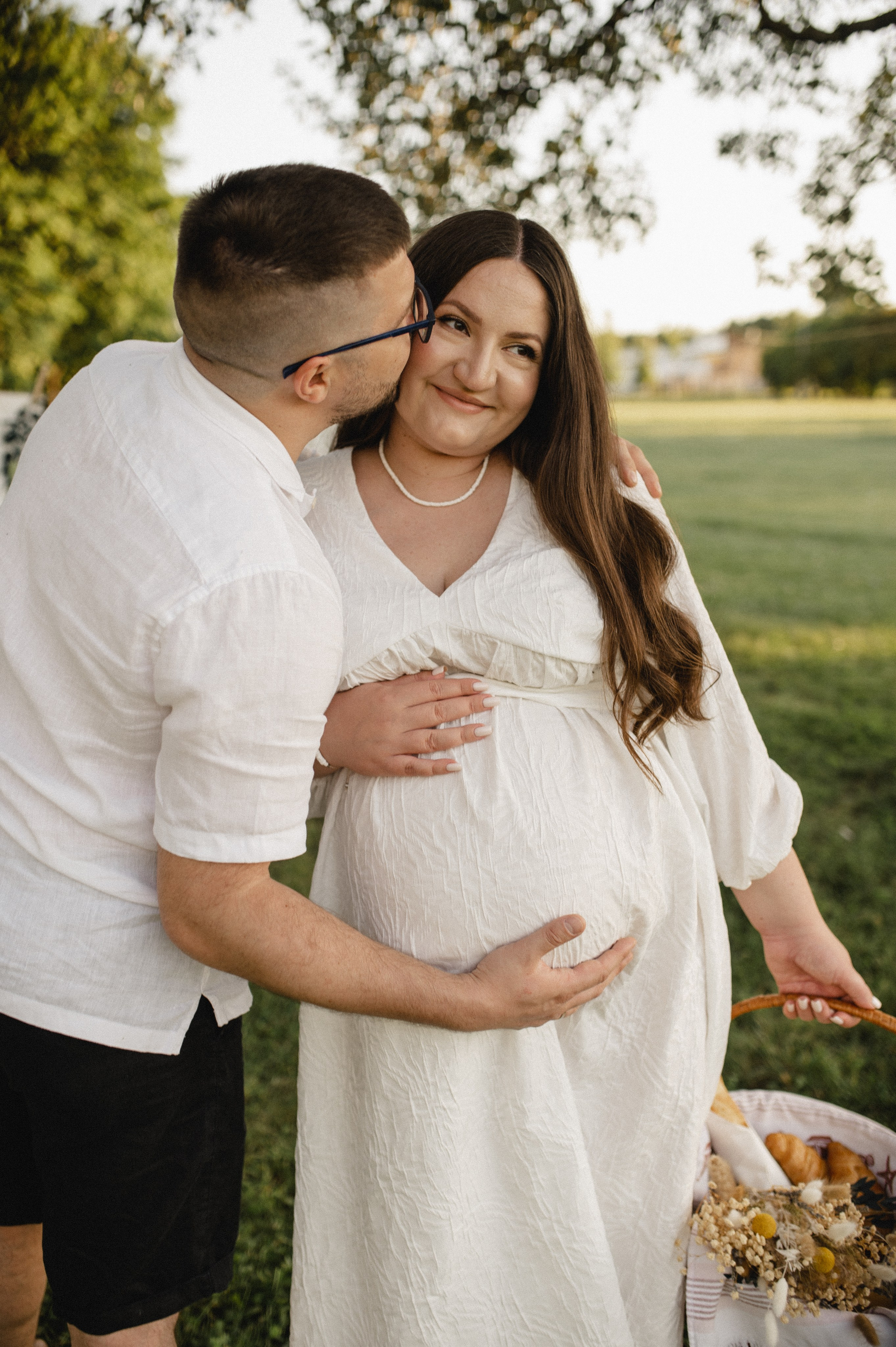 Фотосессия беременности на природе в парке Москвы. Семейная фотосессия Бутово Москва фотограф Алина Морщагина