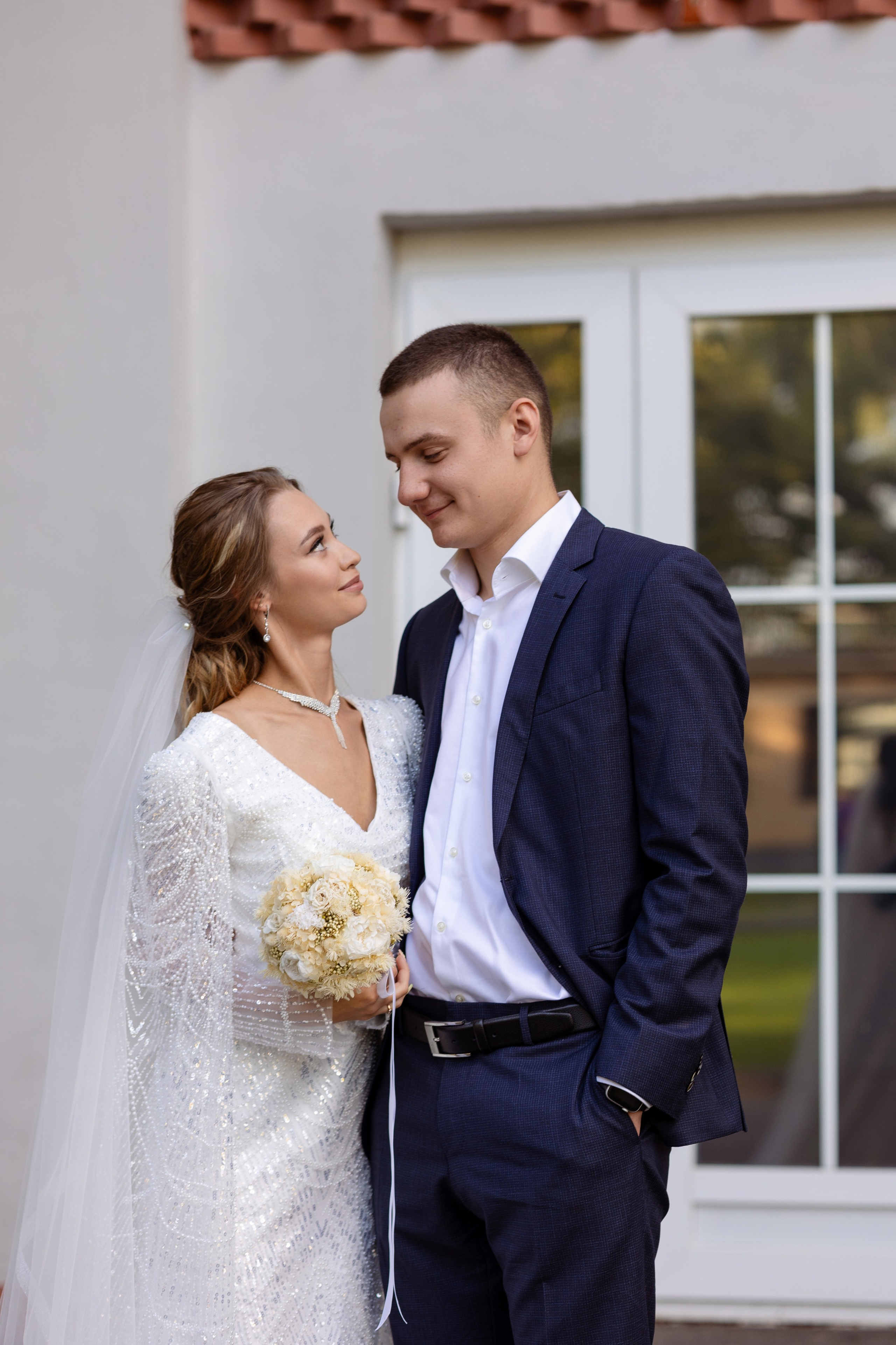 Молодые смотрят друг на друга с любовью.