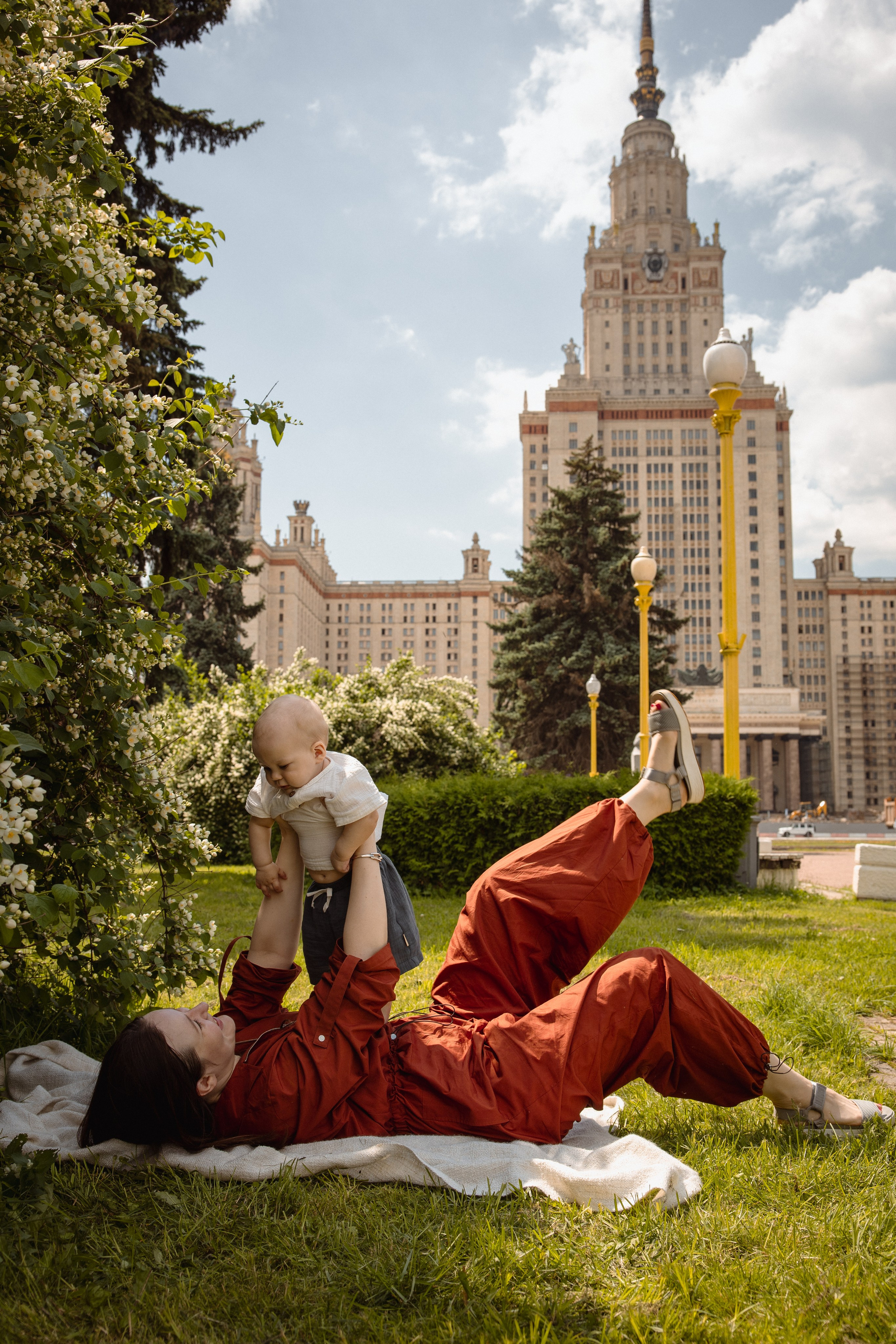 Настя с сыном у Alma-Mater. Ваш семейный newborn и lifestyle фотограф в СПБ Наталья Журавлева