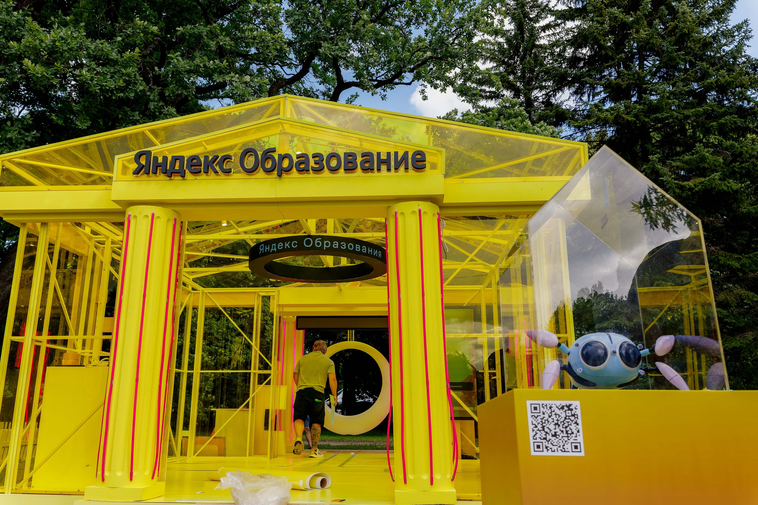 Фоторепортаж: стенд Яндекс Образования на ITMO Family Day 2024. Репортажный фотограф Москва Сергей Мирошников