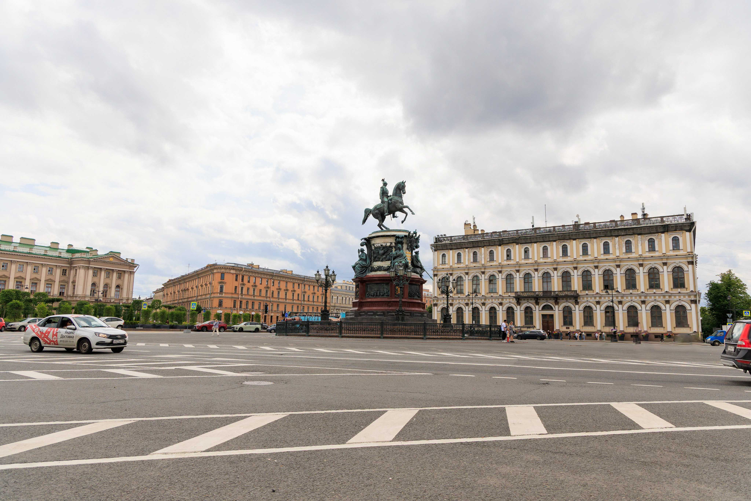 Романтическая свадебная прогулка  по Санкт-Петербургу.