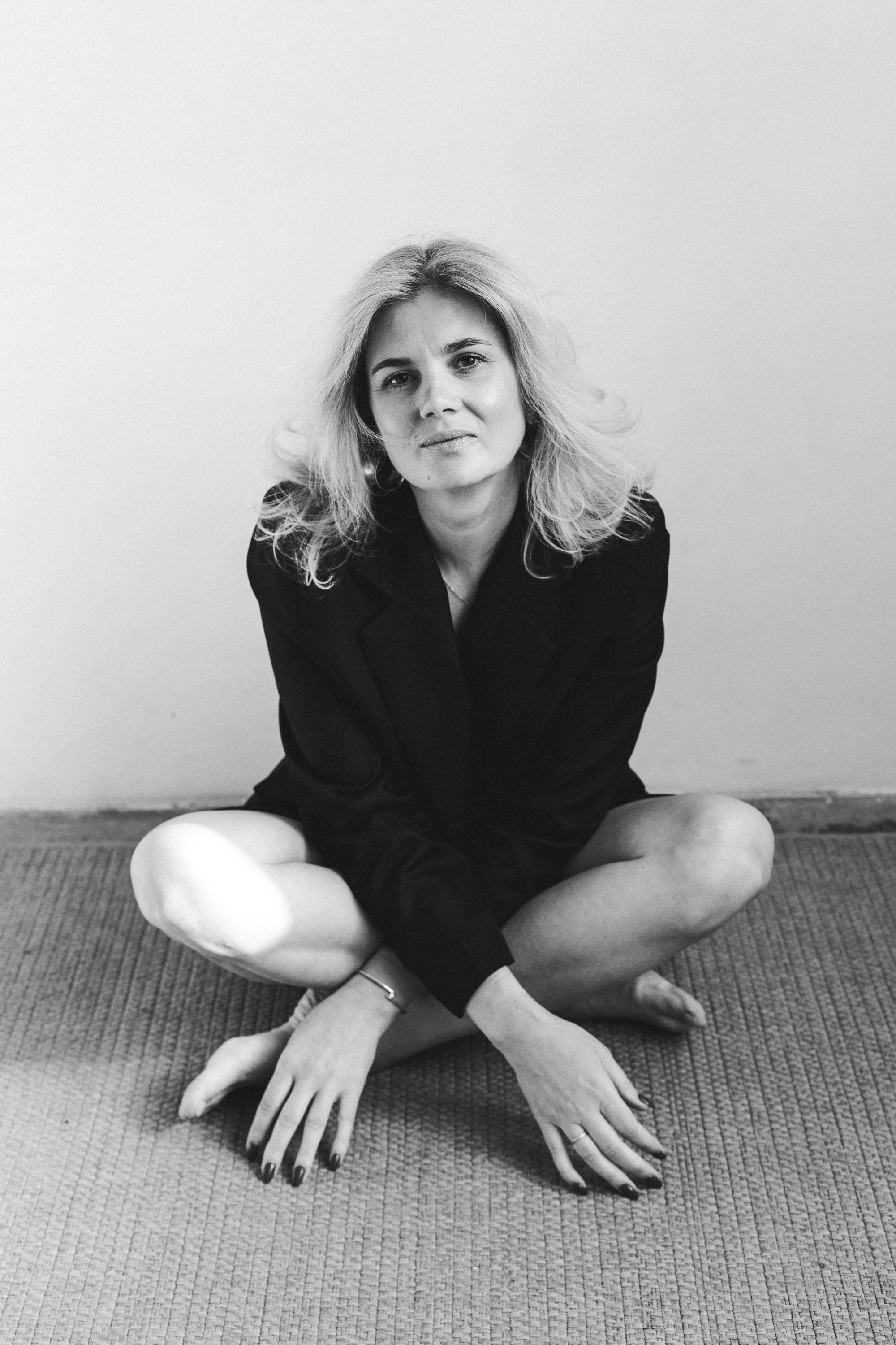 Индивидуальная студийная женская черно-белая фотосессия. Женский портретный фотограф в Нижнем Новгороде и Москве, Юлия Балашова