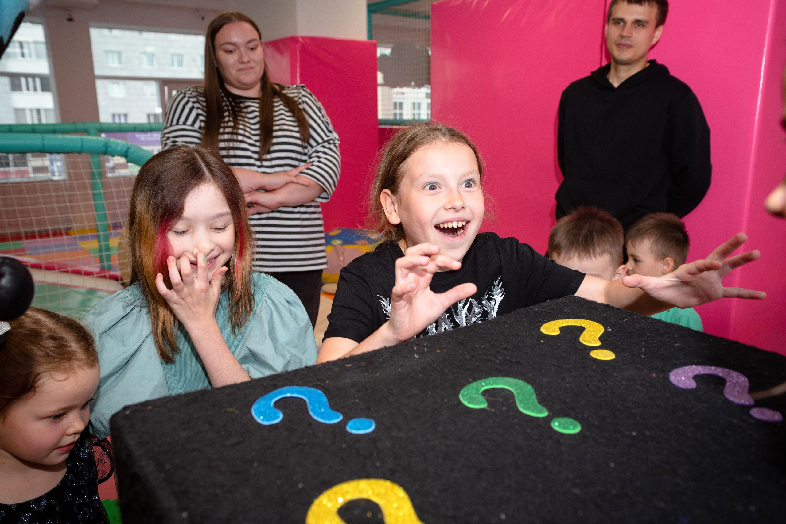Профессиональный фотограф из Сургута/Нефтеюганска запечатлевает живое настроение и радость детско-подростковых праздничных мероприятий, включая дни рождения, выпускные вечера и семейные торжества.