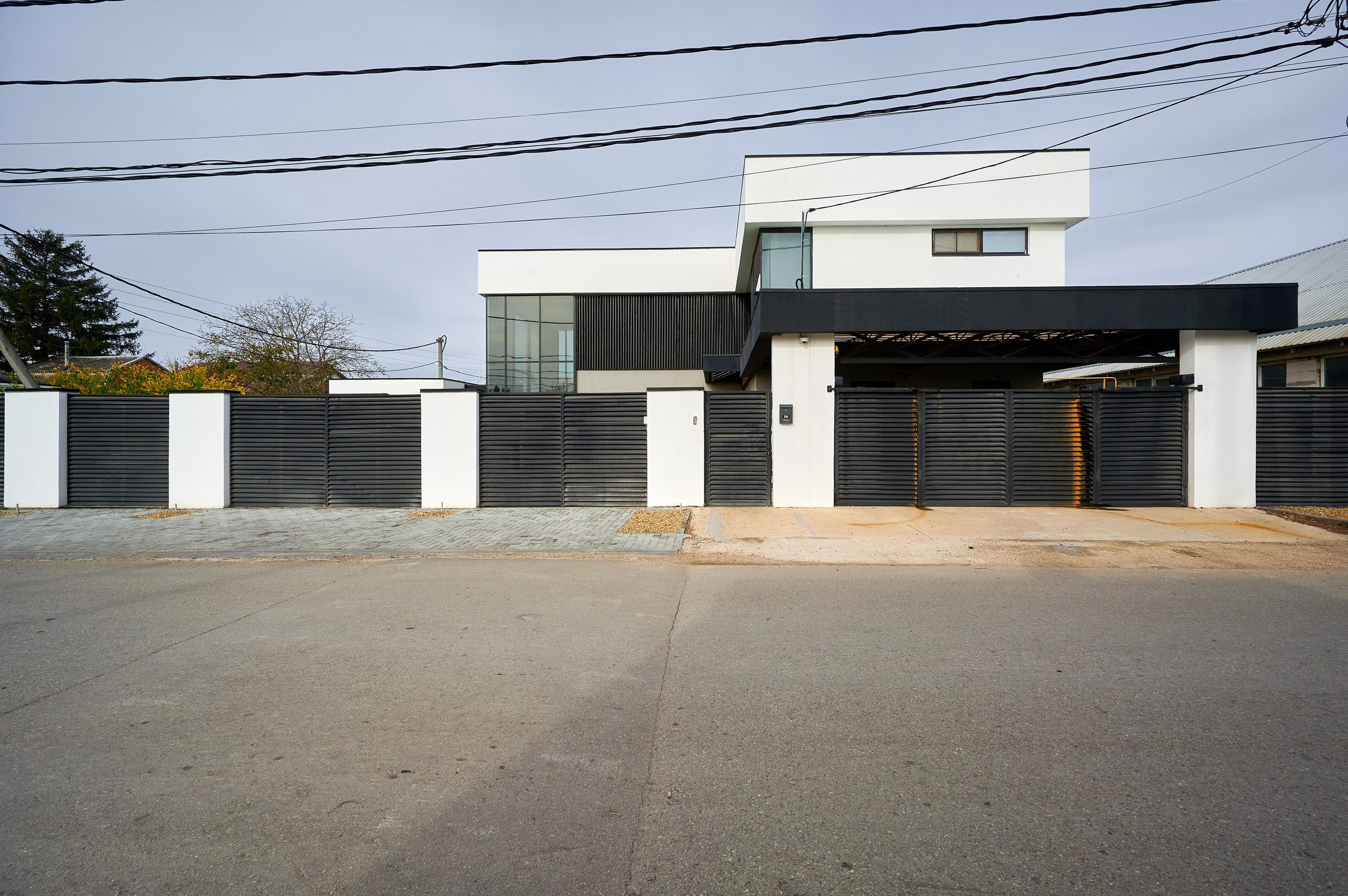 двухэтажный дом в светлых оттенках бело черный 