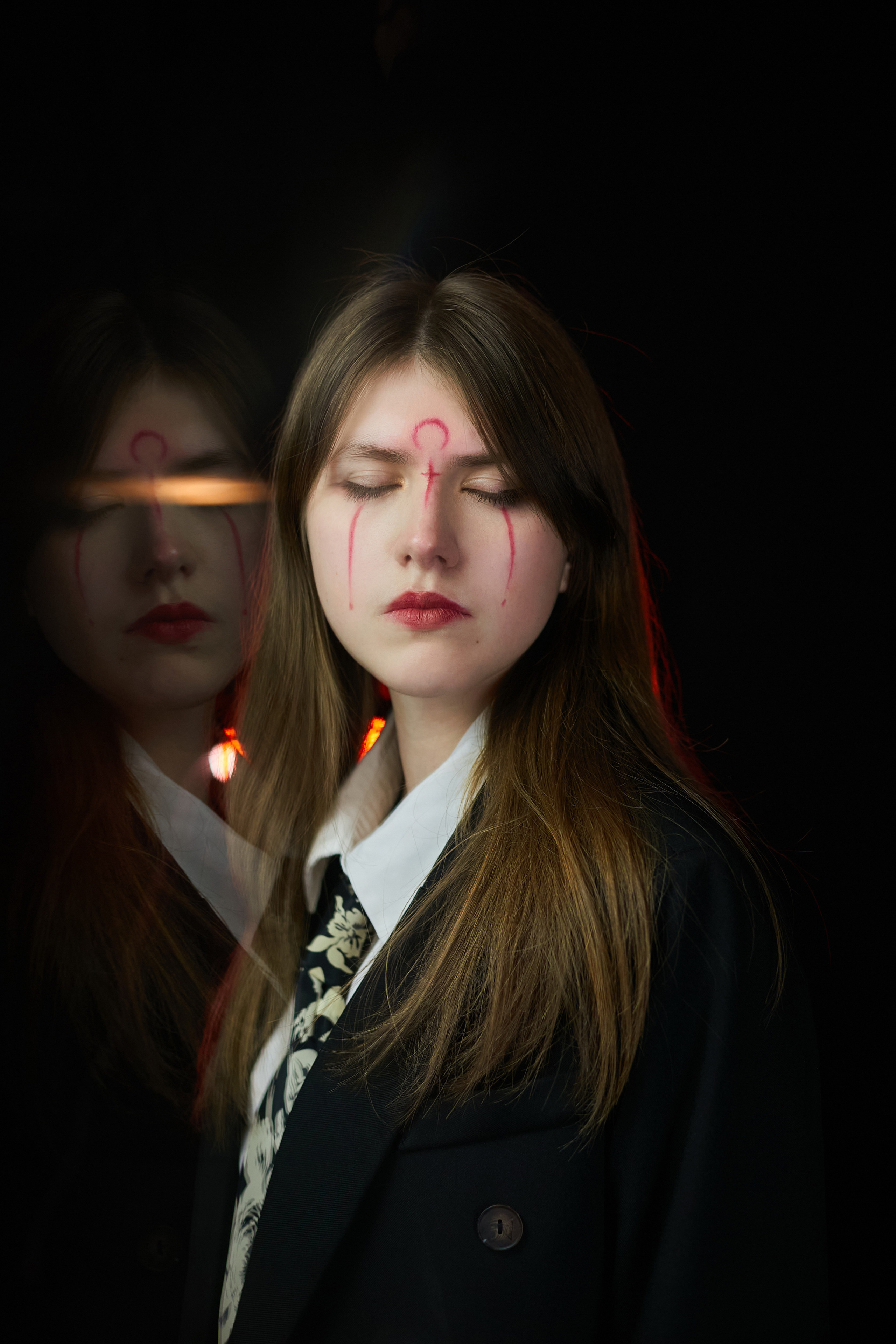 Девушка-призрак с иероглифами на лице на черном фоне. Фотограф. Тимашевск. Кубань. Краснодарский край. Москва. Фотограф в Москве.