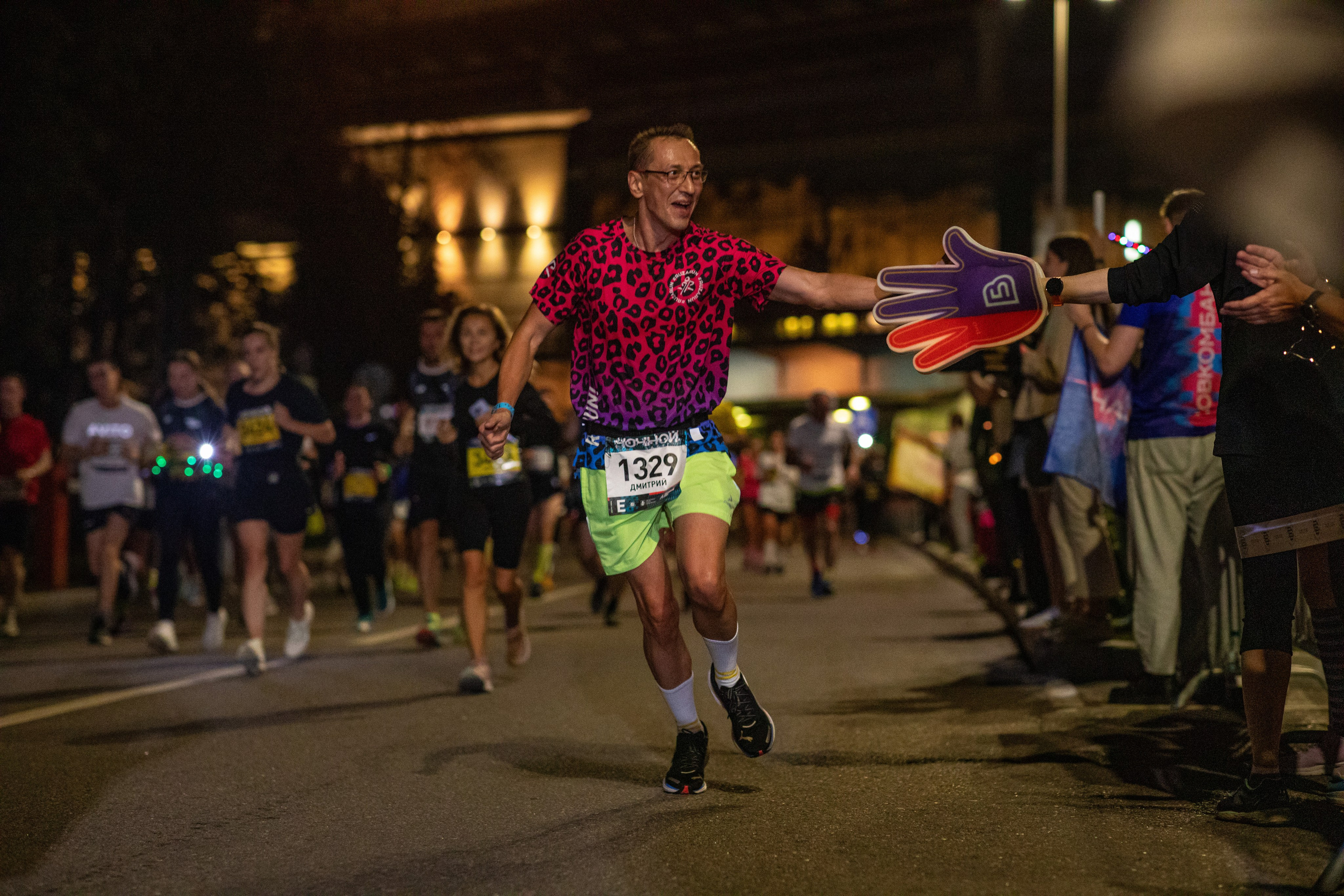 Ночной забег в ленте фотографий бегунов 03.08.24. Фотограф Сергей Ловкий