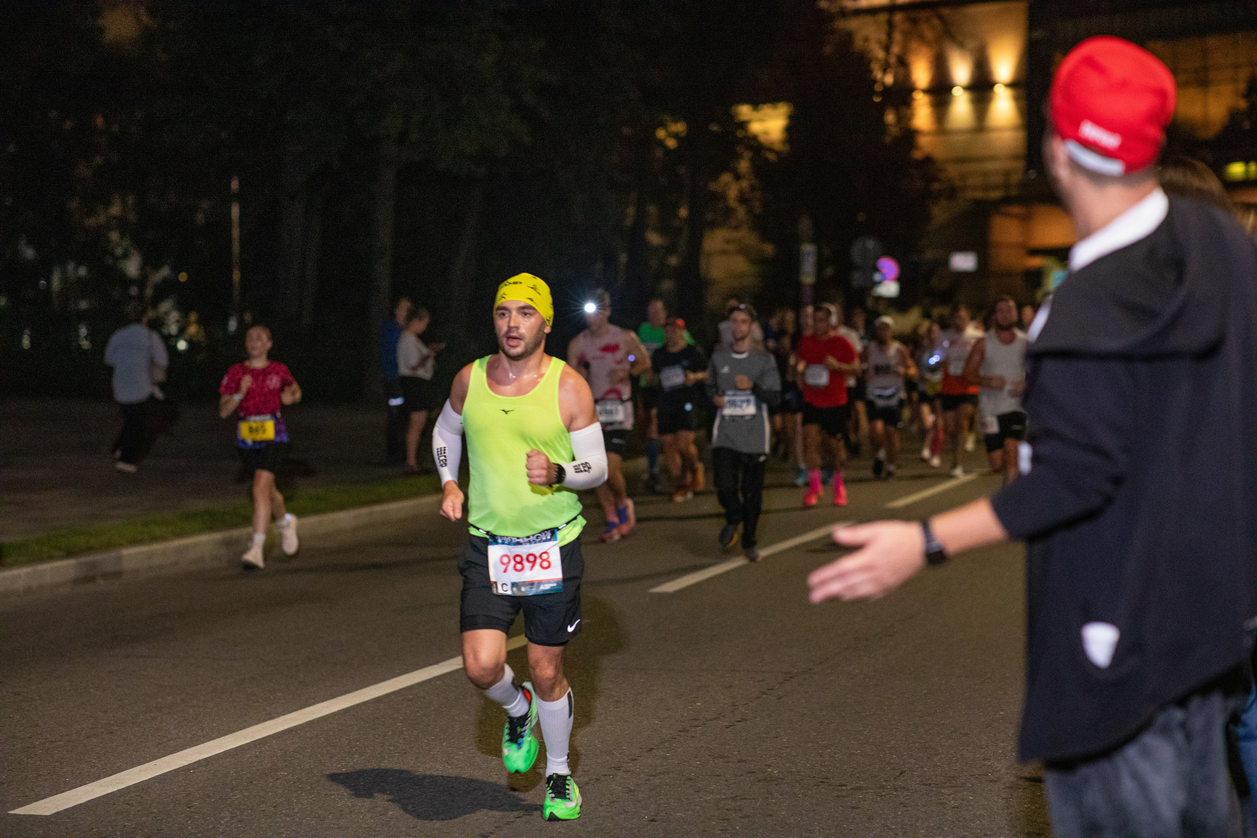 Ночной забег в ленте фотографий бегунов 03.08.24. Фотограф Сергей Ловкий