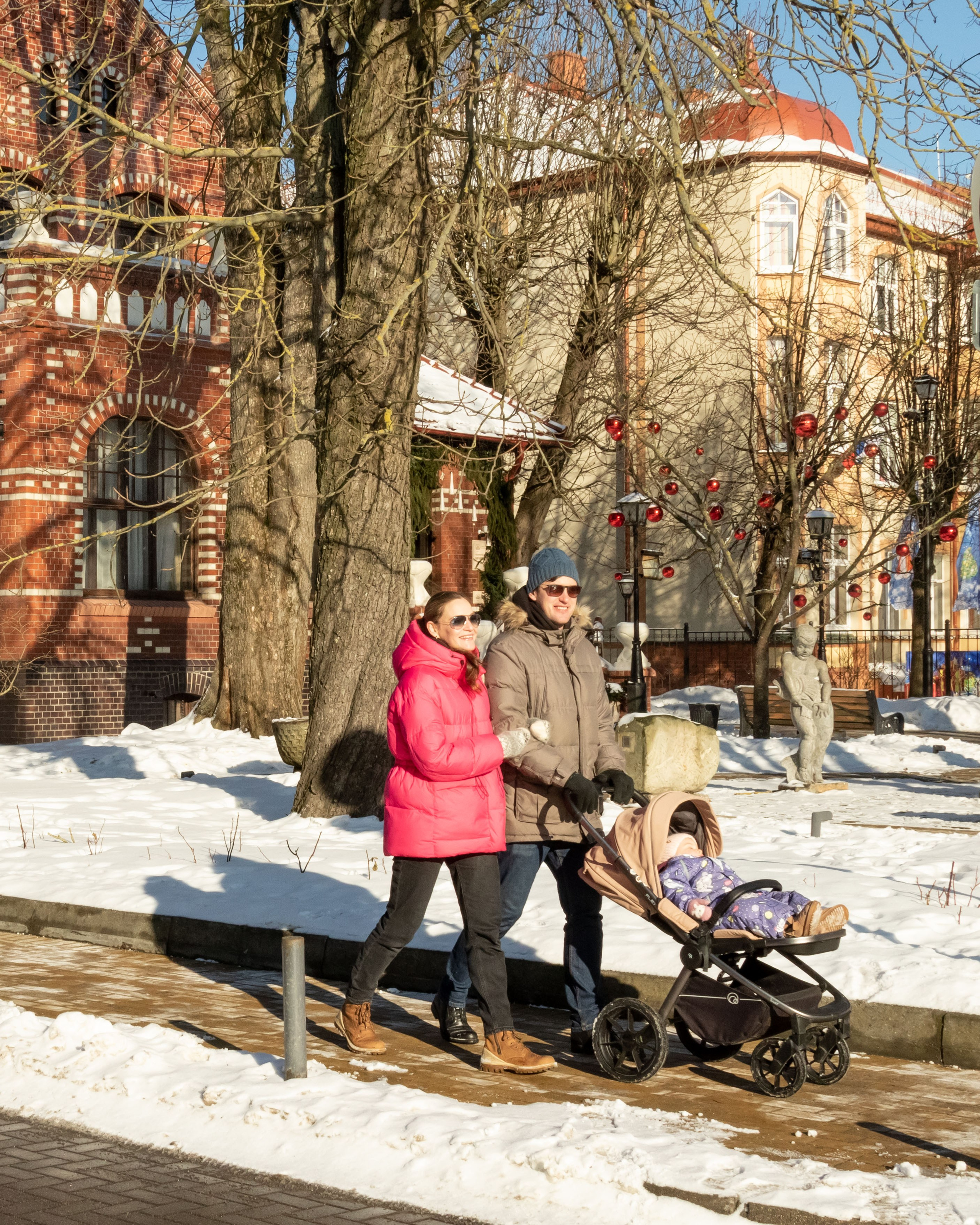 Мама и папа катят коляску