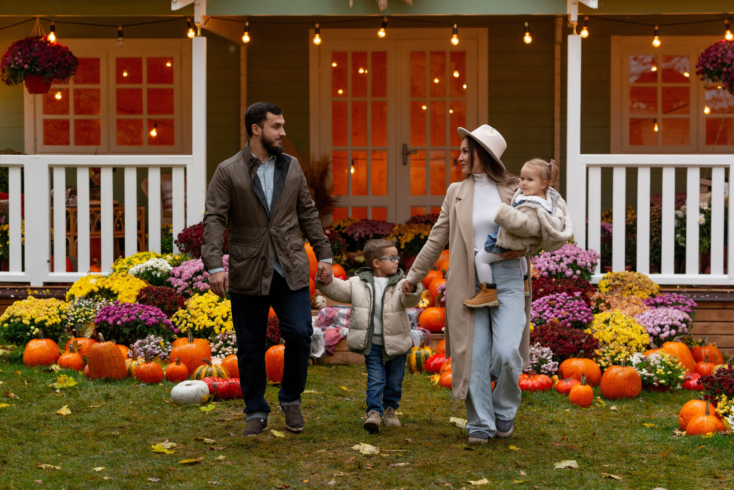 Семейная съёмка осенний домик. Портретный фотограф в г. Москва Солнцево Яковлева Анастасия
