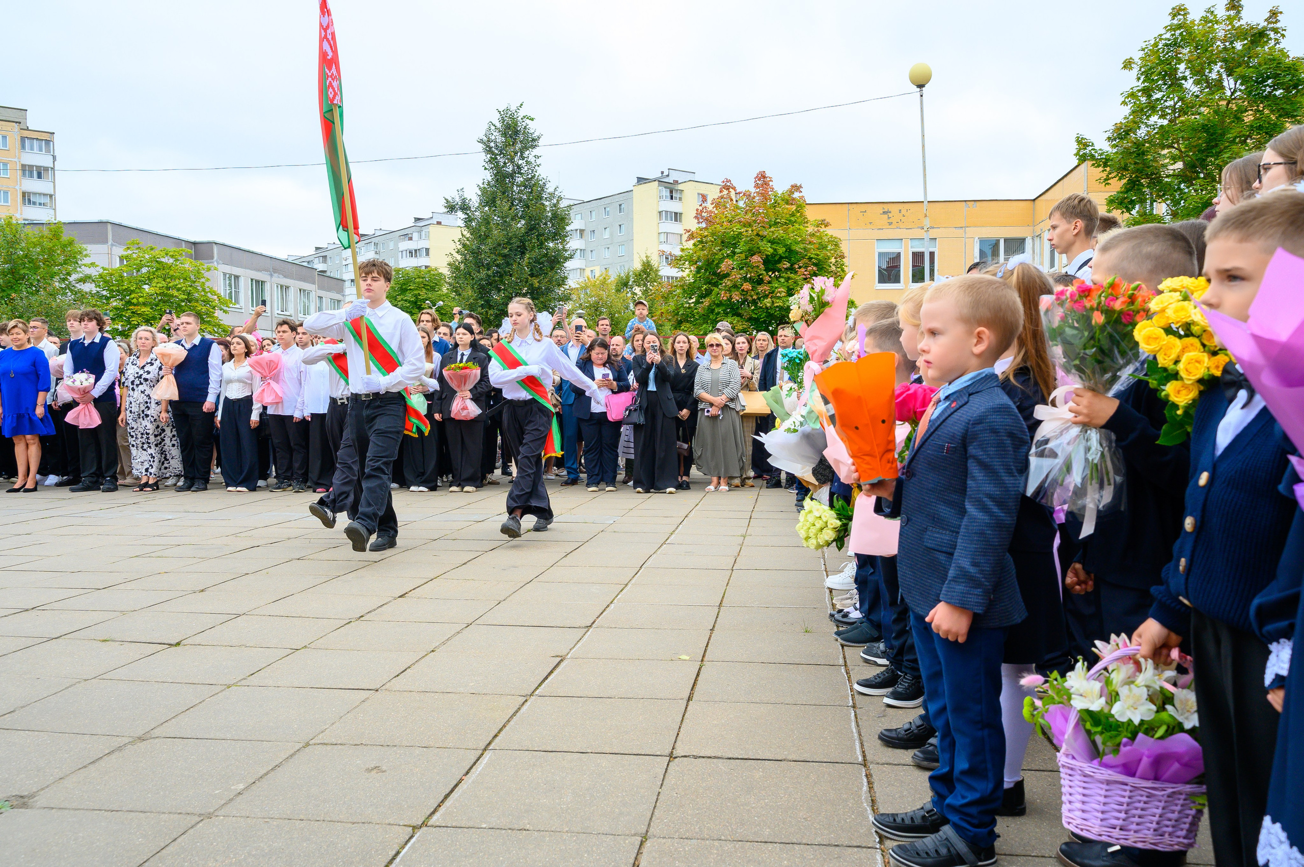 Вот звучит первый звонок, перед этим долгое приготовление к новому этапу в жизни, Яромир идет в школу. Фотоуслуги, услуги фотографа, фотографирование важных событий