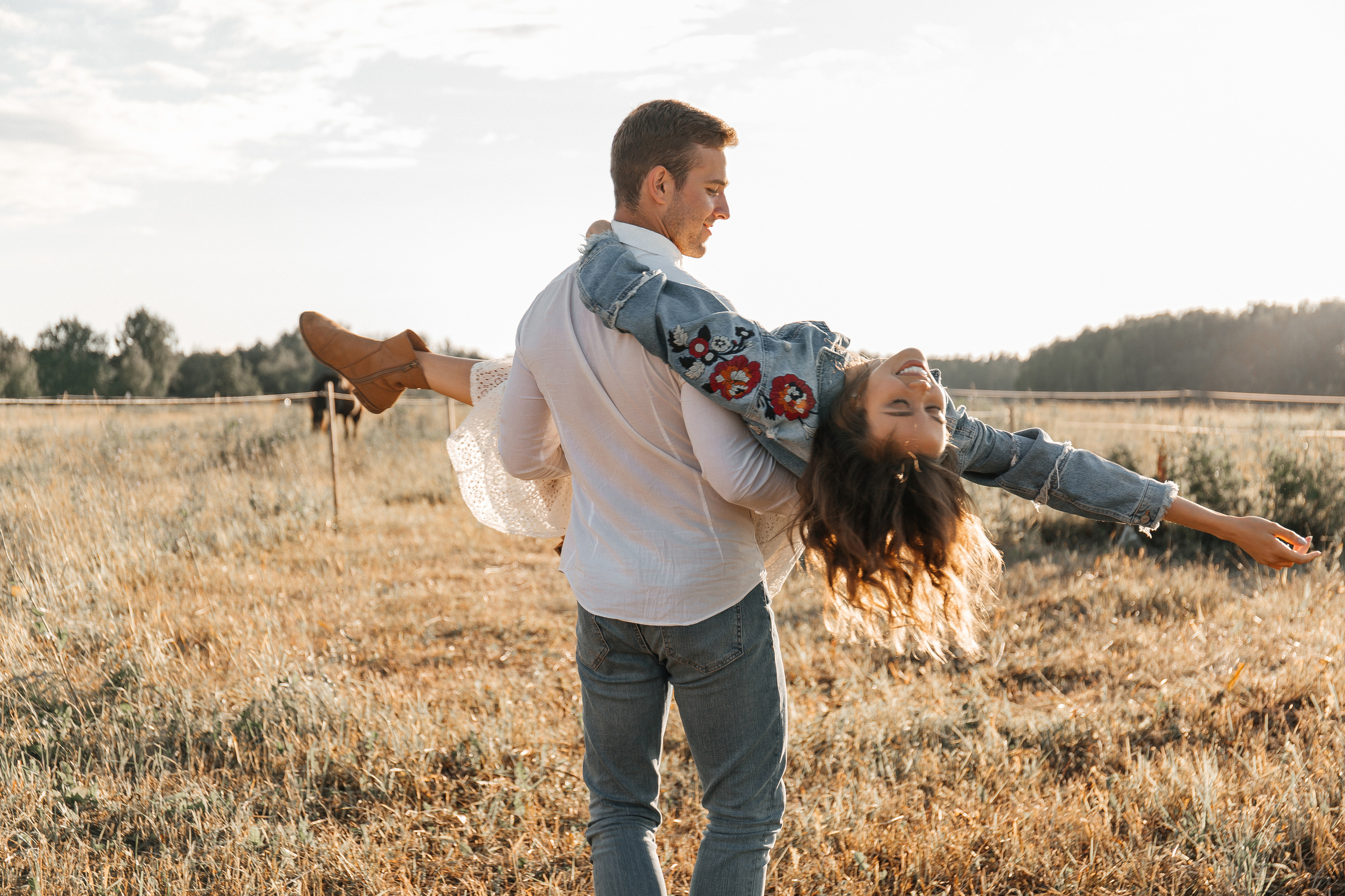 Sunset on the grass / Love story 30.06.2019. Воркшопы для фотографов в Москве и по всей России