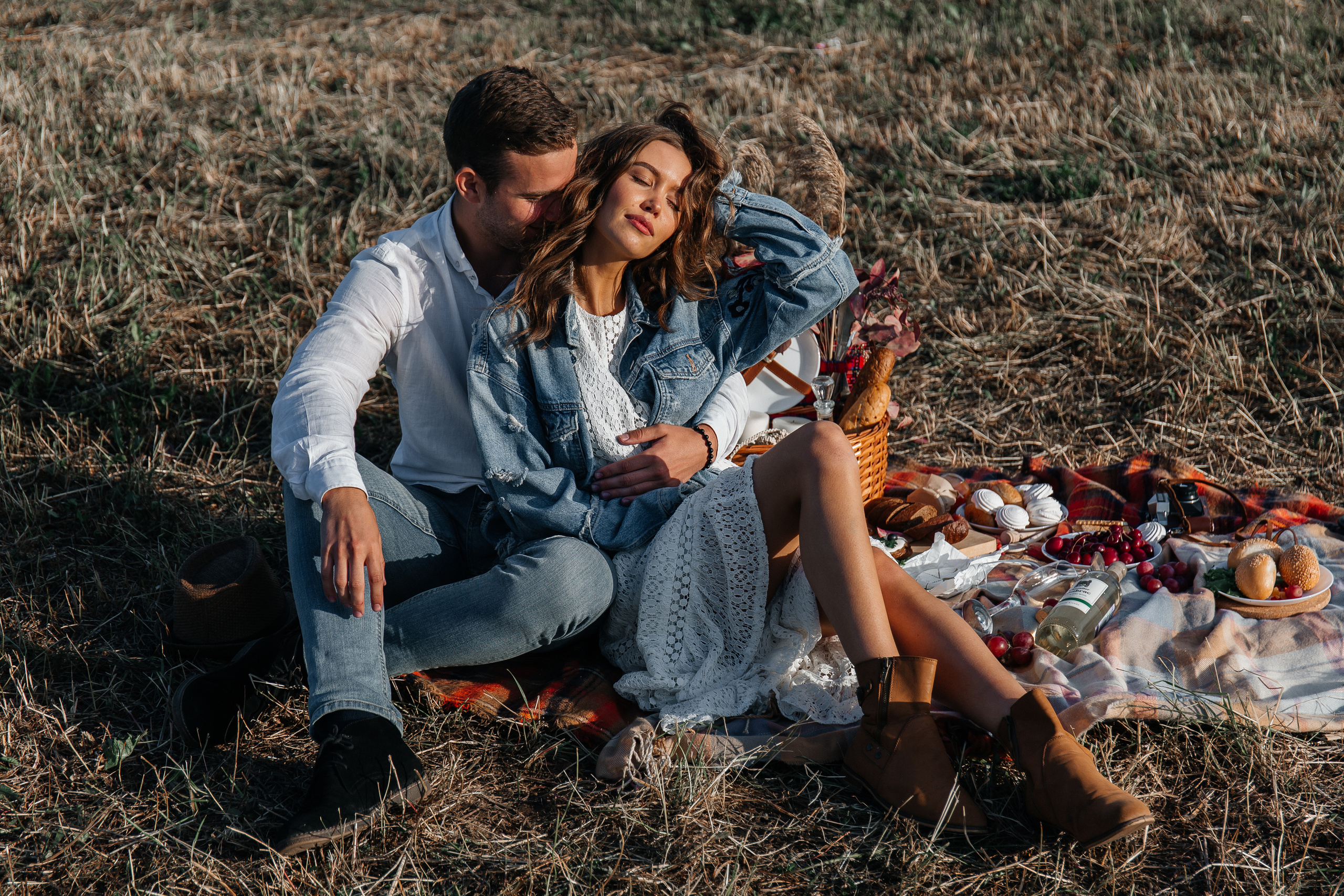 Sunset on the grass / Love story 30.06.2019. Воркшопы для фотографов в Москве и по всей России
