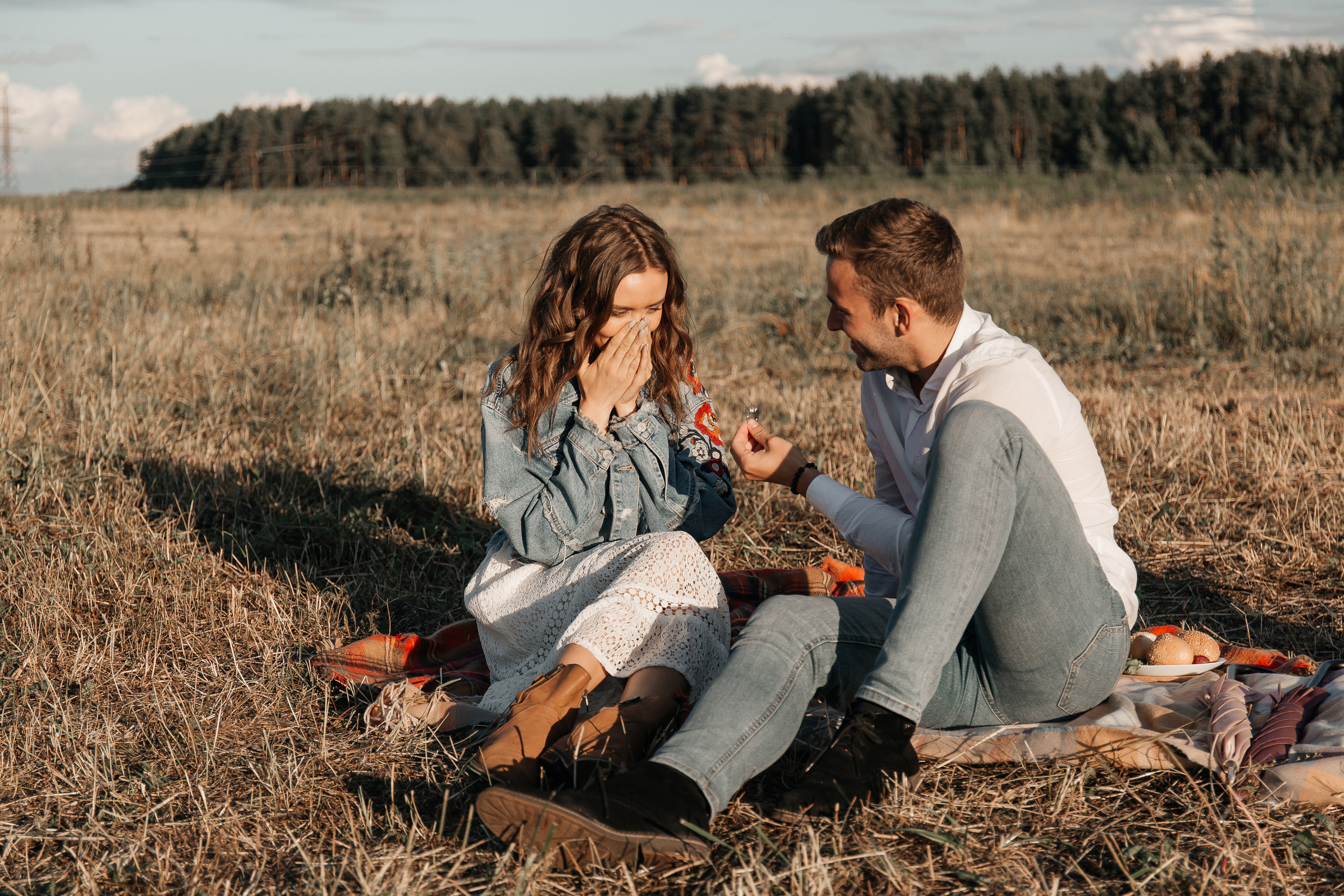 Sunset on the grass / Love story 30.06.2019. Воркшопы для фотографов в Москве и по всей России