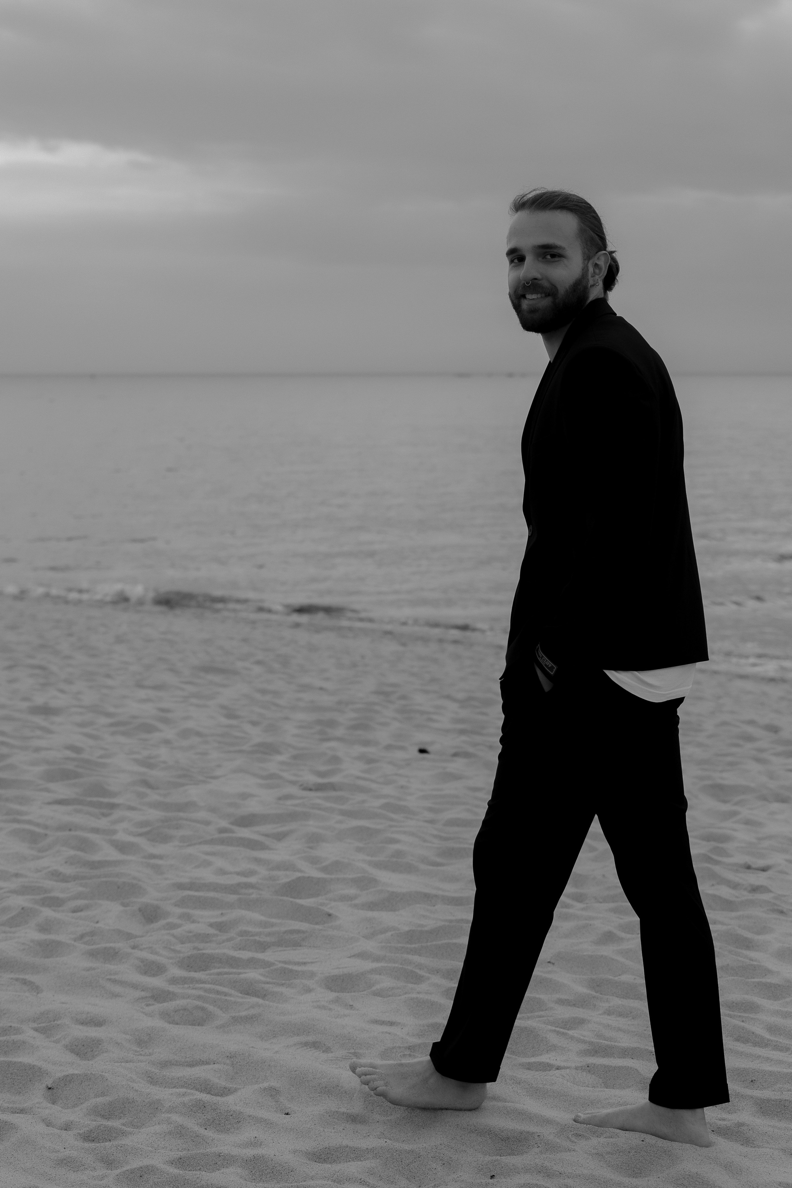 Выездная регистрация на море с белыми розами. Свадебный фотограф Калининград