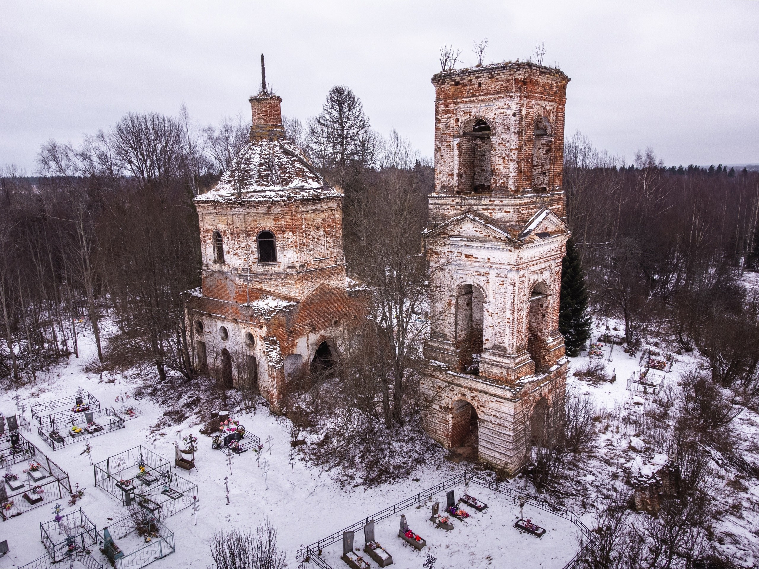 Церковь Святой Богородицы в урочище Богородское рядом с деревней Пореево, Ярославская область, зима