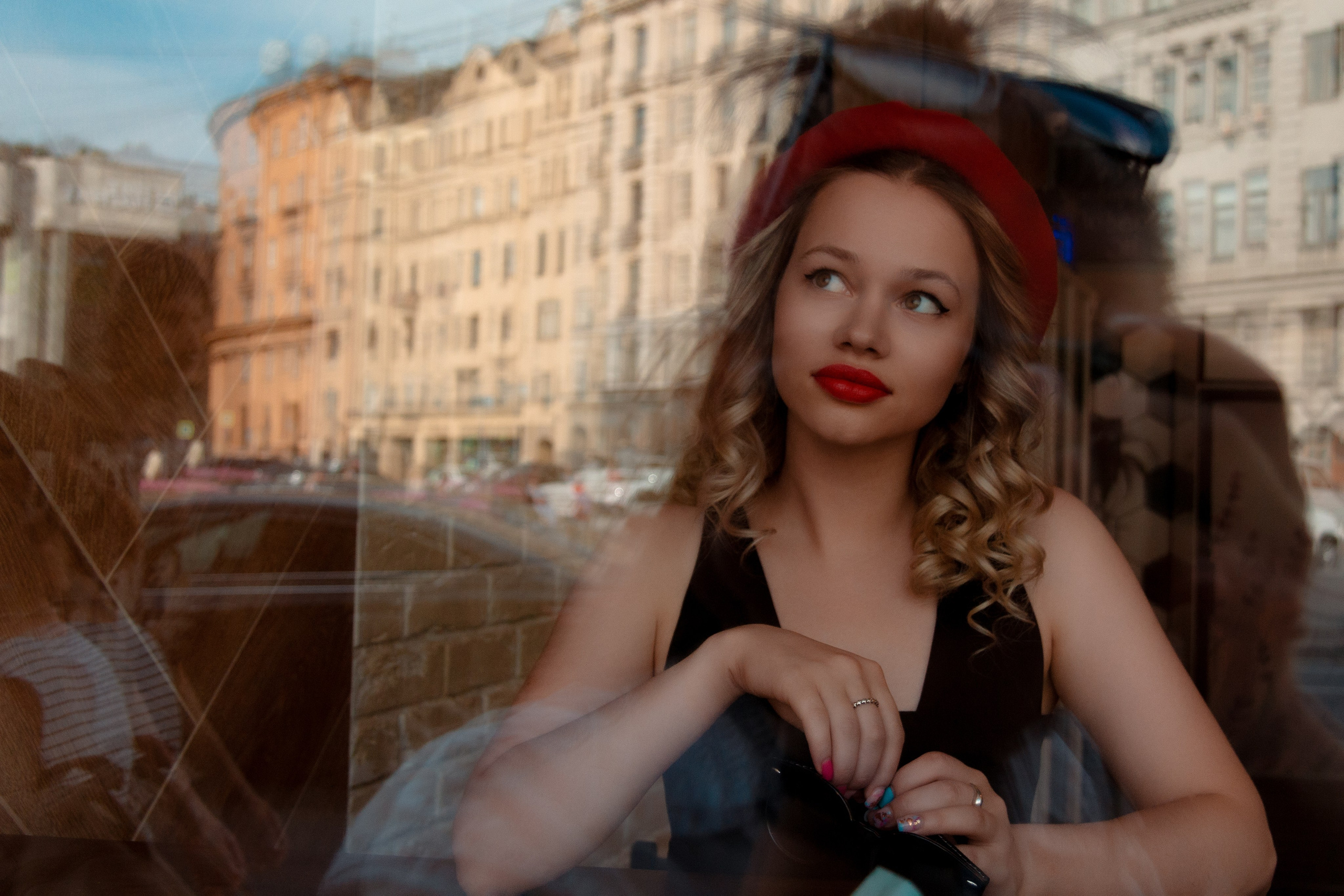 Девушка в витрине.  Индивидуальная портретная фотосессия.