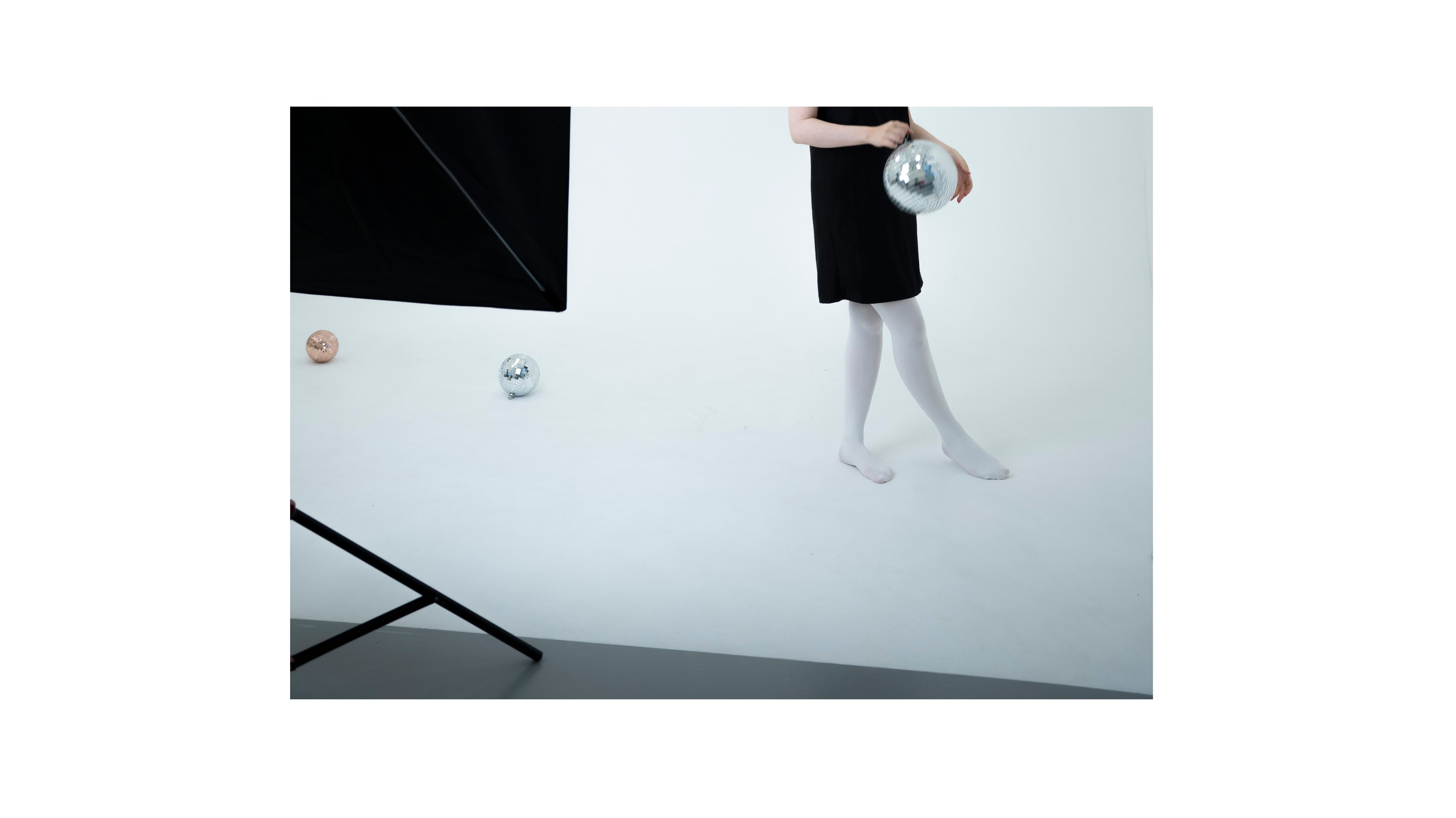 ДЕВОЧКА НА ШАРЕ. Главная