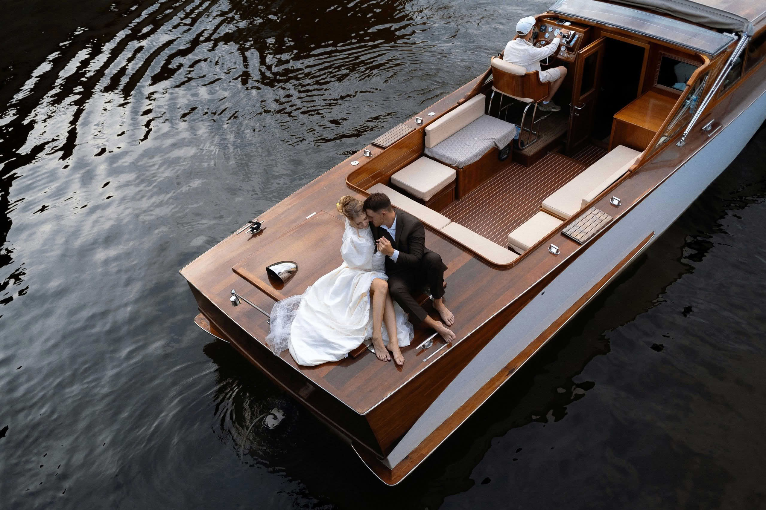 Свадебная прогулка на катере по рекам Санкт-Петербурга, жених и невеста на палубе