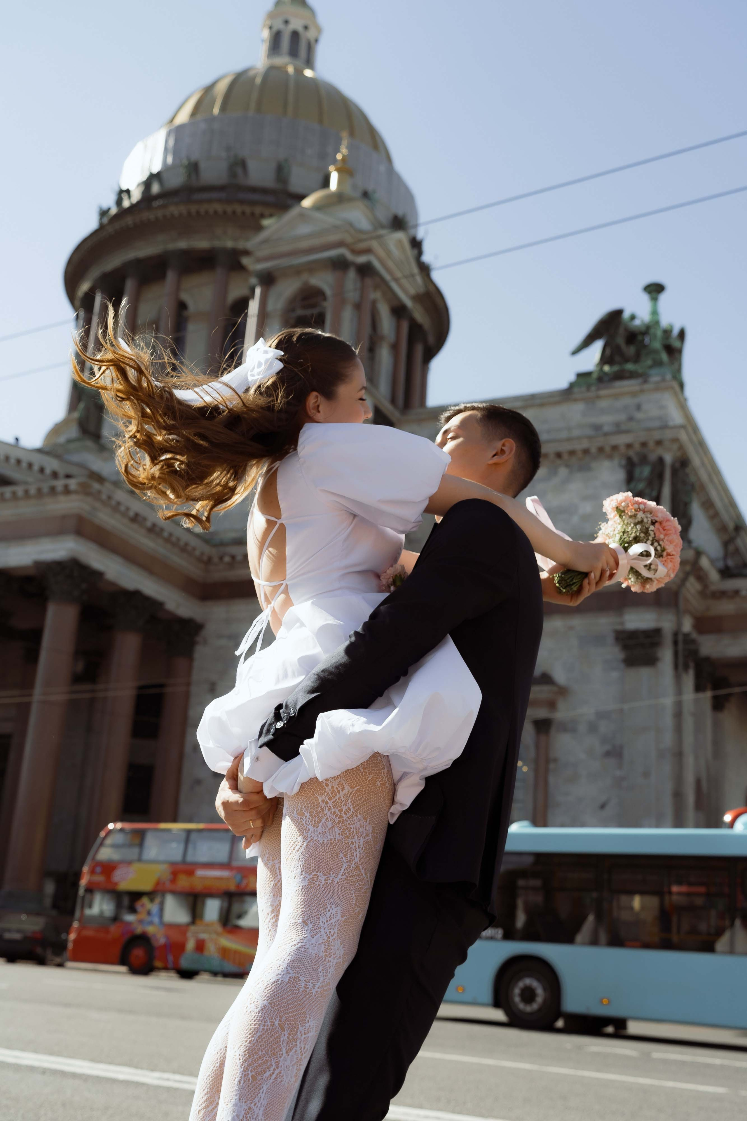 Невеста и жених на фоне Спаса на Крови — свадебная фотосессия в центре Петербурга